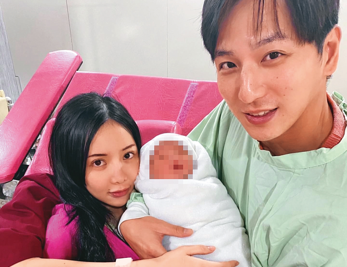 2021年1月，小煜的大兒子出生，小煜分享一家三口合照。（翻攝自小煜IG）