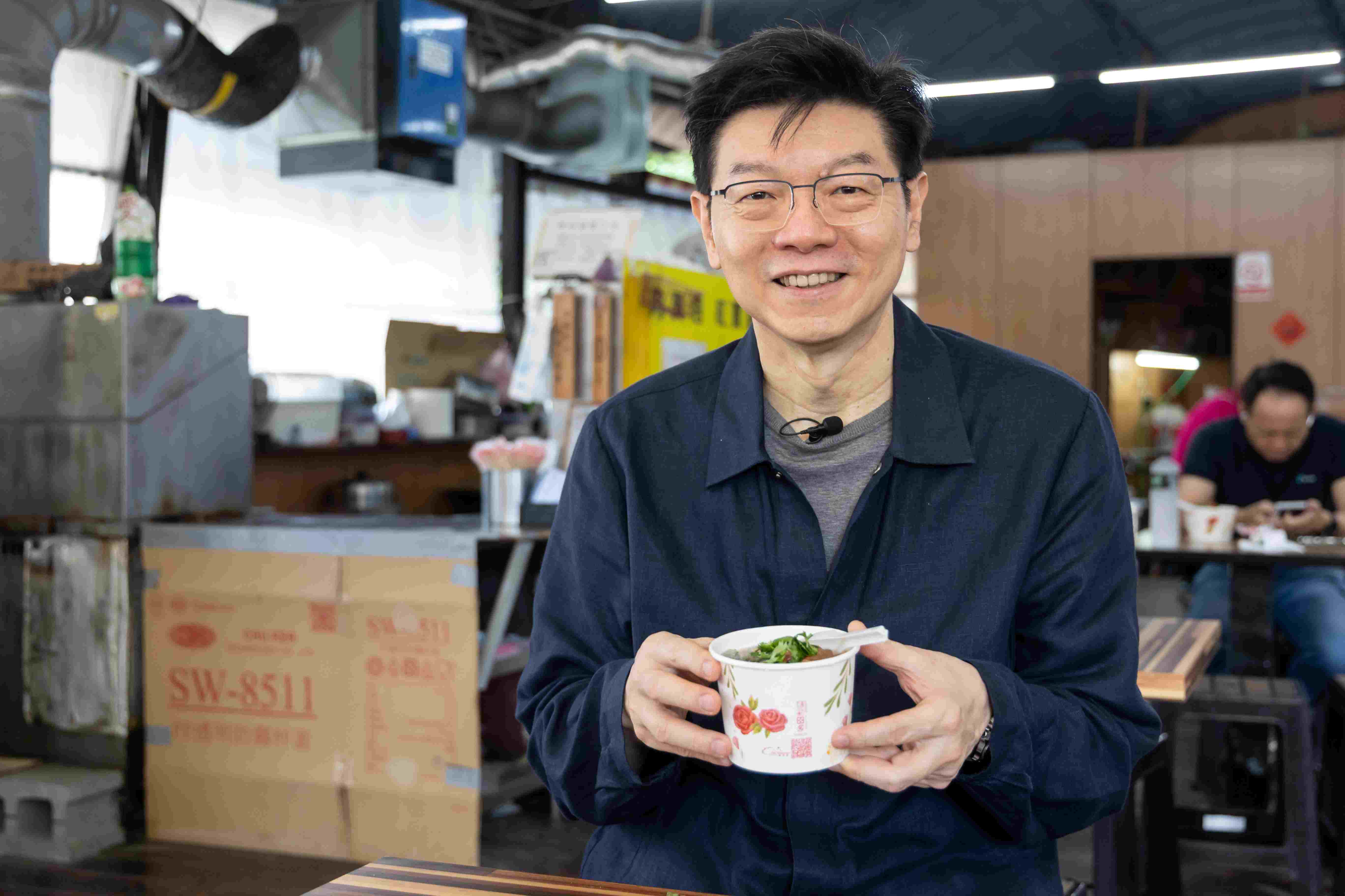 我很喜歡吃麵線羹,這回在新北市板橋吃到的深丘大腸蚵仔麵線,確實很好吃。