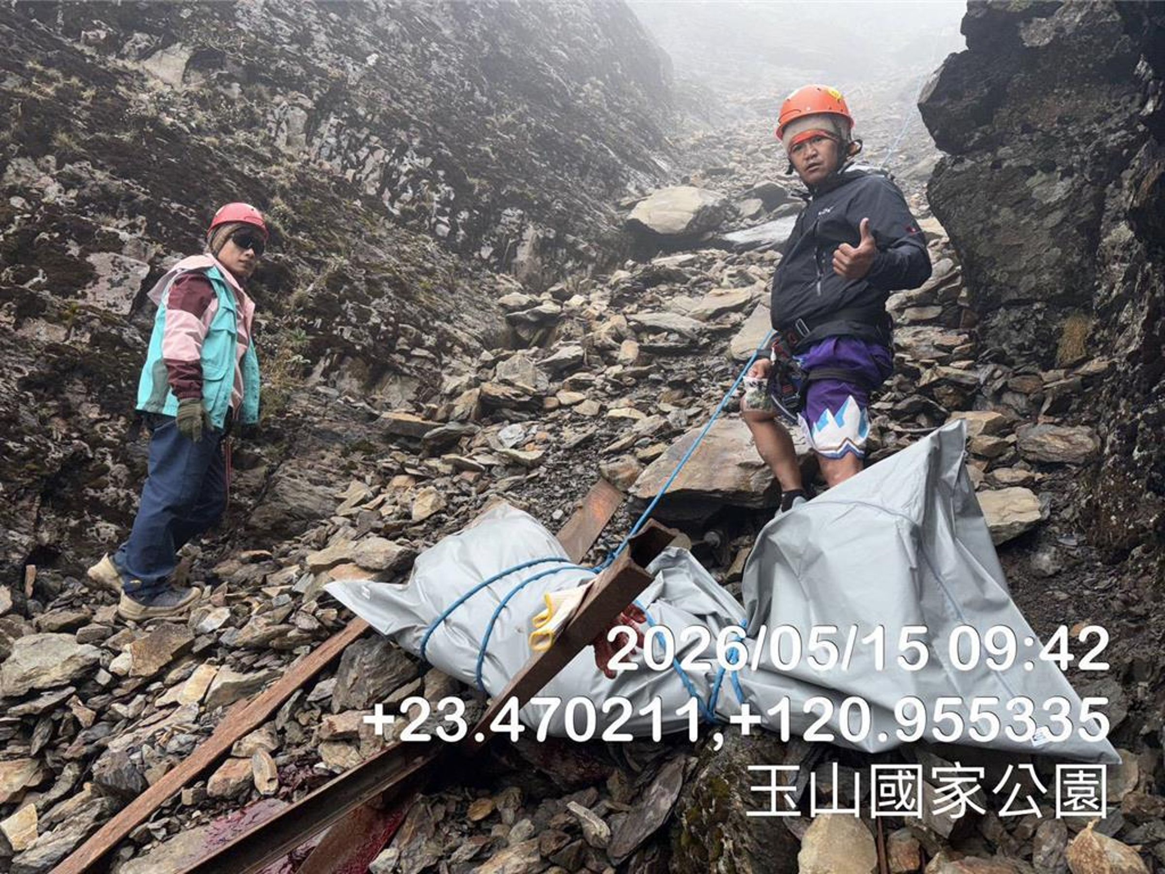 為了順利搬運遺體，採取「人力輪流背負」與「架設繩索拖拉」方式。（南投縣消防局提供）