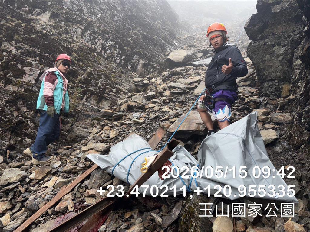 為了順利搬運遺體，採取「人力輪流背負」與「架設繩索拖拉」方式。（南投縣消防局提供）