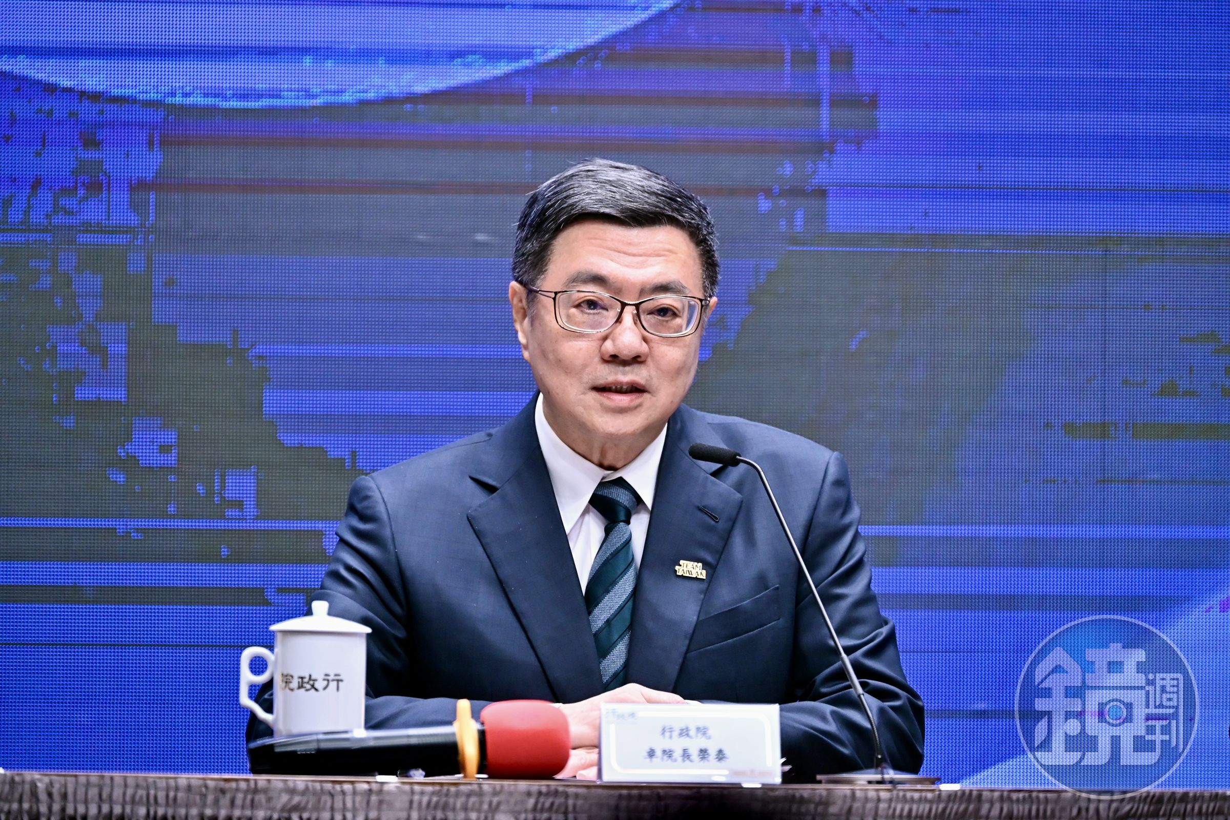 卓榮泰表示,期盼朝野立委能支持覆議案,若仍然堅持新修過的「惡法」,就是站在毀憲、摧毀憲法法庭、剝奪人民憲政權利、造成錯誤歷史的那一方。