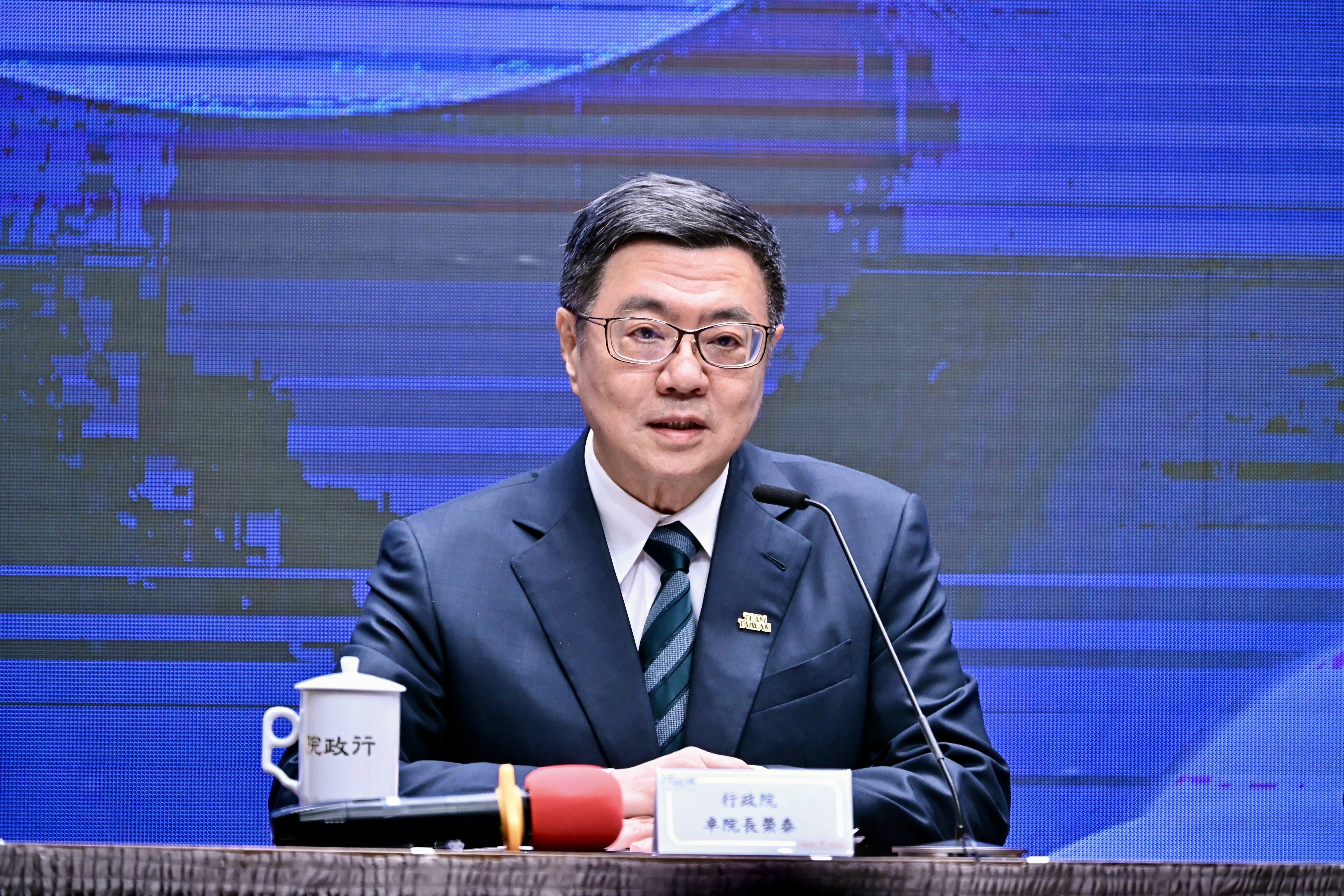 卓榮泰表示，期盼朝野立委能支持覆議案，若仍然堅持新修過的「惡法」，就是站在毀憲、摧毀憲法法庭、剝奪人民憲政權利、造成錯誤歷史的那一方。 