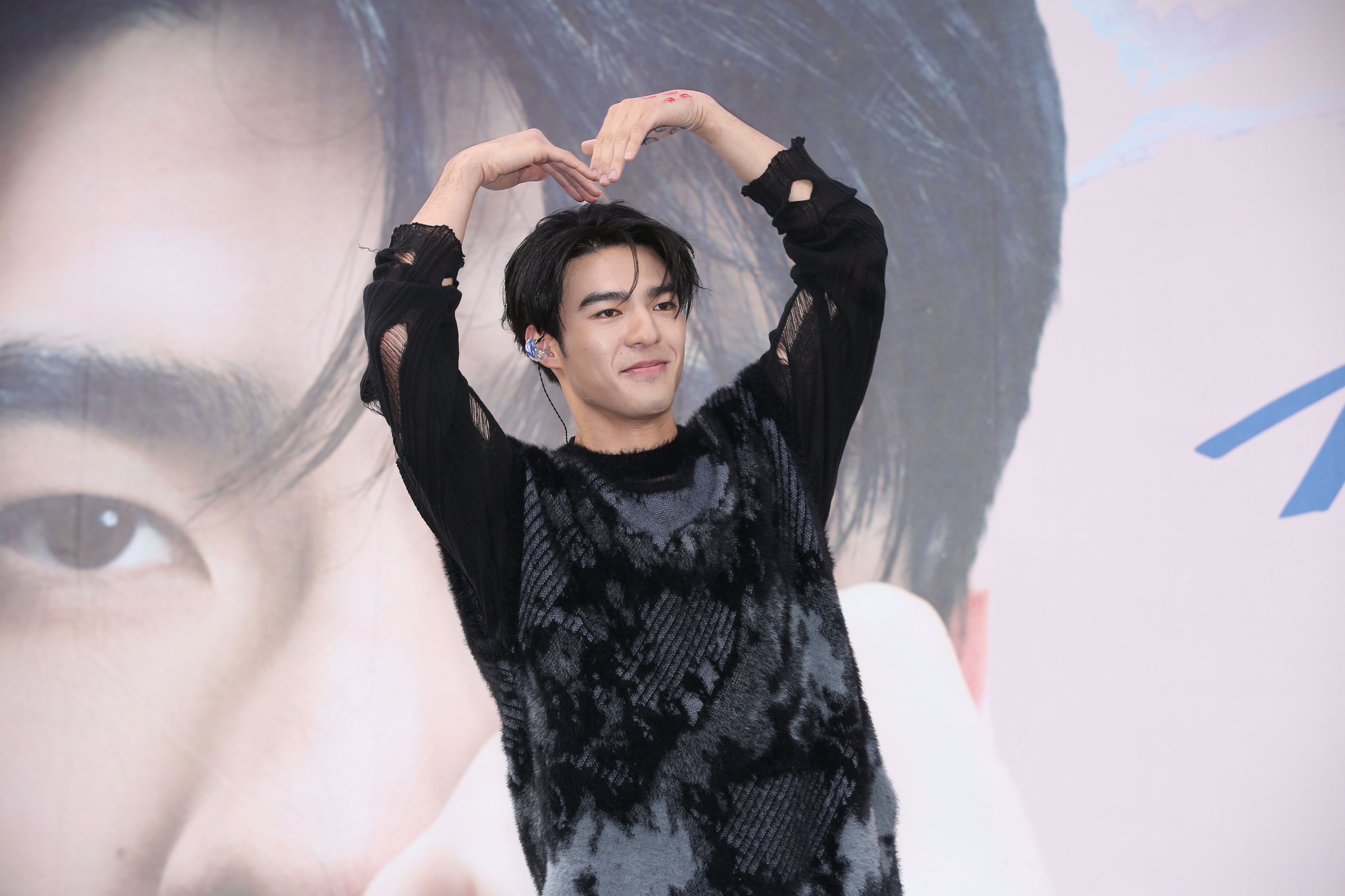 陳昊森為個人新專輯《Almost Human》舉辦台北場簽唱會。