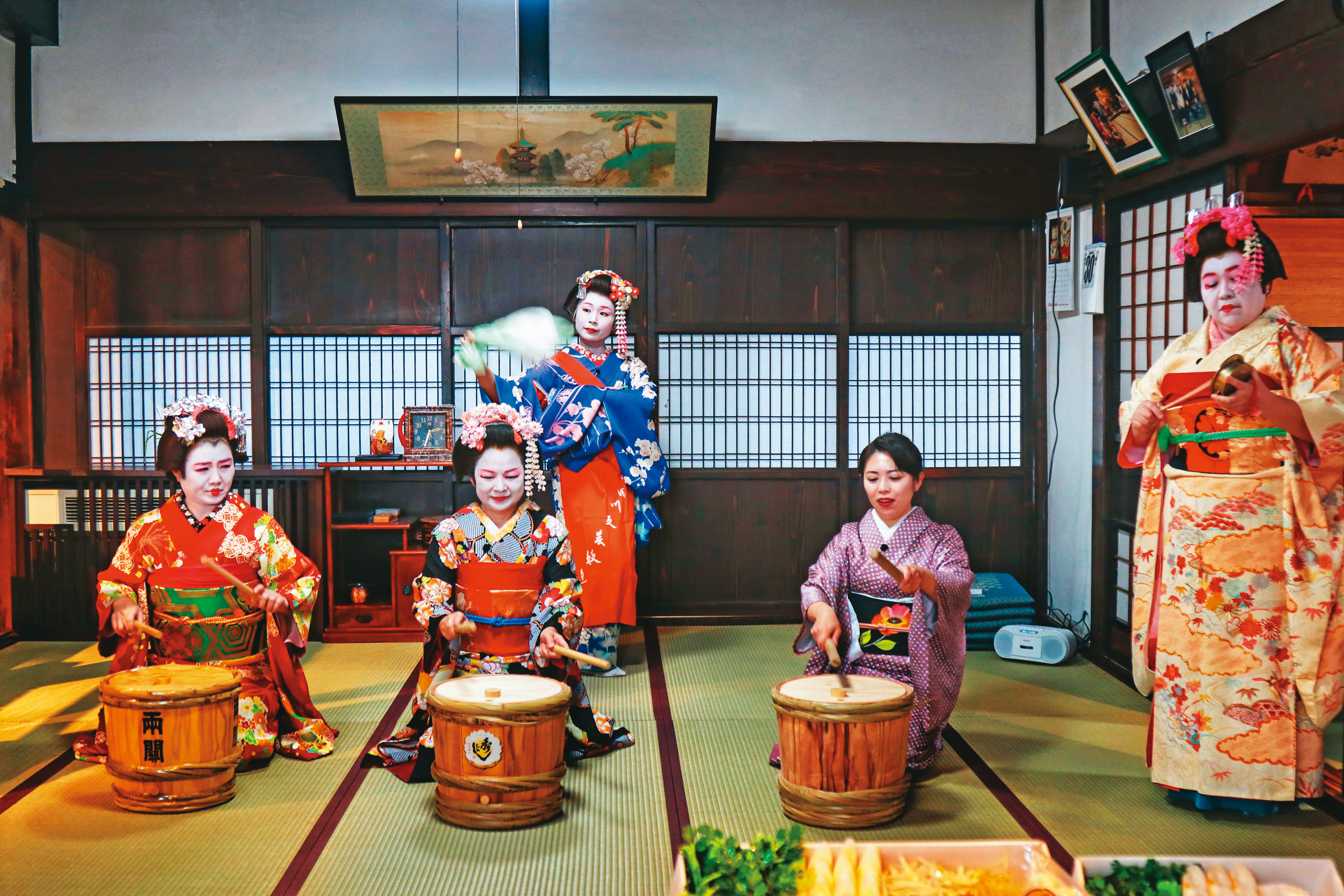 嚴藝文（左一）、楊貴媚（左二）與鍾欣凌（右一）在秋田練習打太鼓，體驗藝伎行程。（桂田文創提供） 