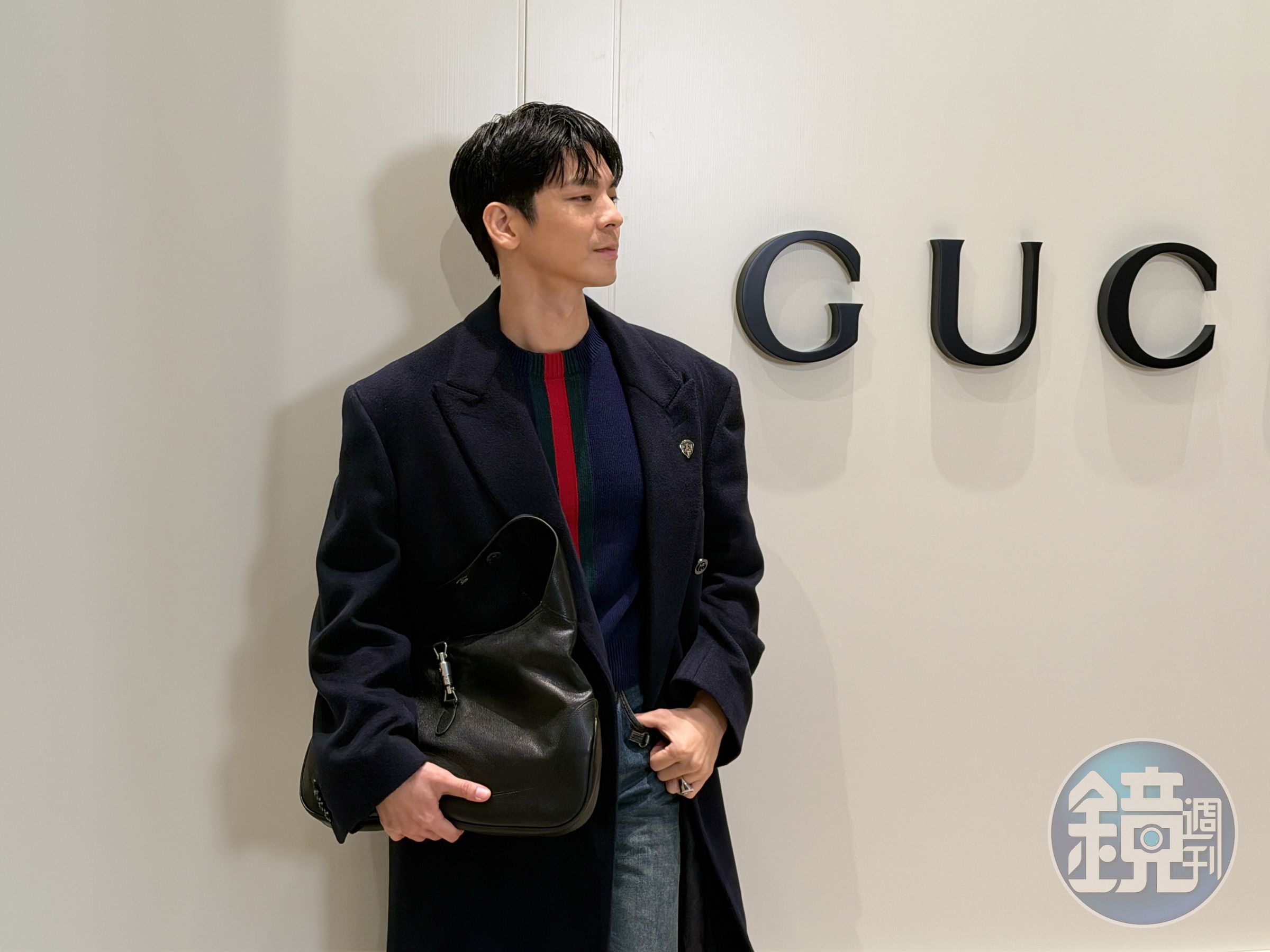 林柏宏的鄰家男孩造型：深海藍羊毛Web織帶長袖圓領針織衫NT$49,800、深海藍羊絨大衣價格店洽、馬銜鍊丹寧褲NT$44,000、超大尺寸Jackie包NT$118,300。