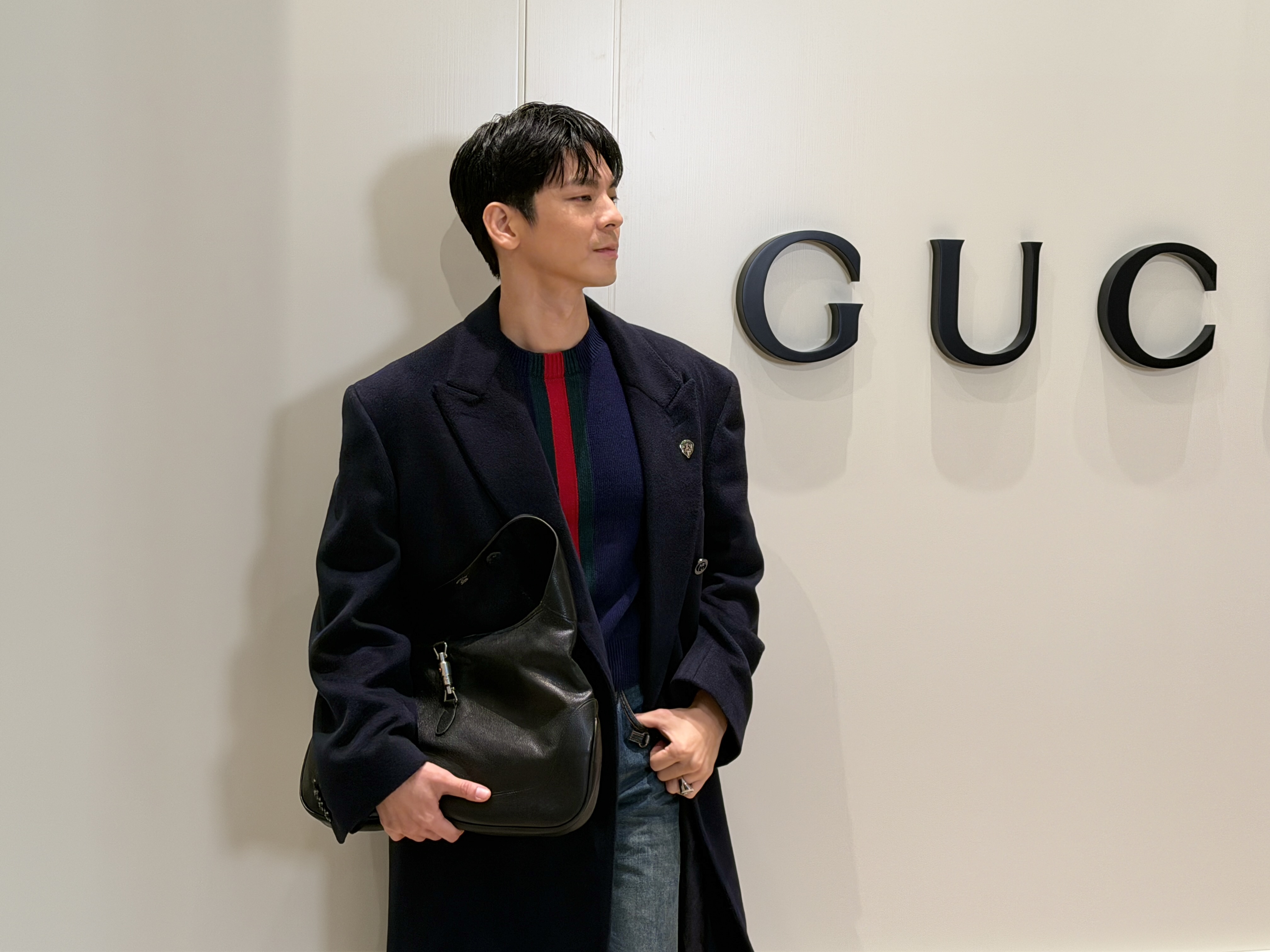 林柏宏的鄰家男孩造型：深海藍羊毛Web織帶長袖圓領針織衫NT$49,800、深海藍羊絨大衣價格店洽、馬銜鍊丹寧褲NT$44,000、超大尺寸Jackie包NT$118,300。