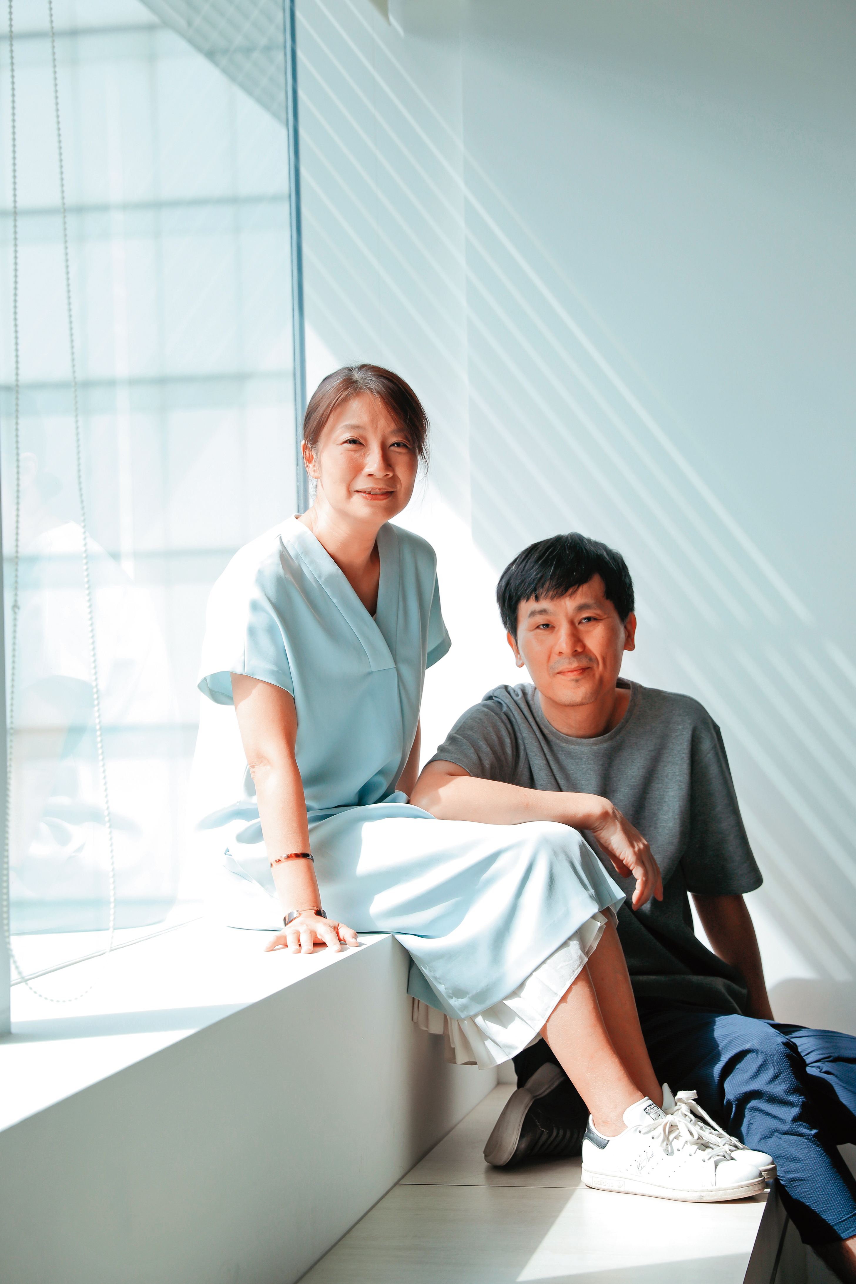 導演靳家驊（右）與監製妻子王小茵（左）為了解過動症，從個案家庭、醫師、相關組織到學校，進行長期調查訪問及編劇。