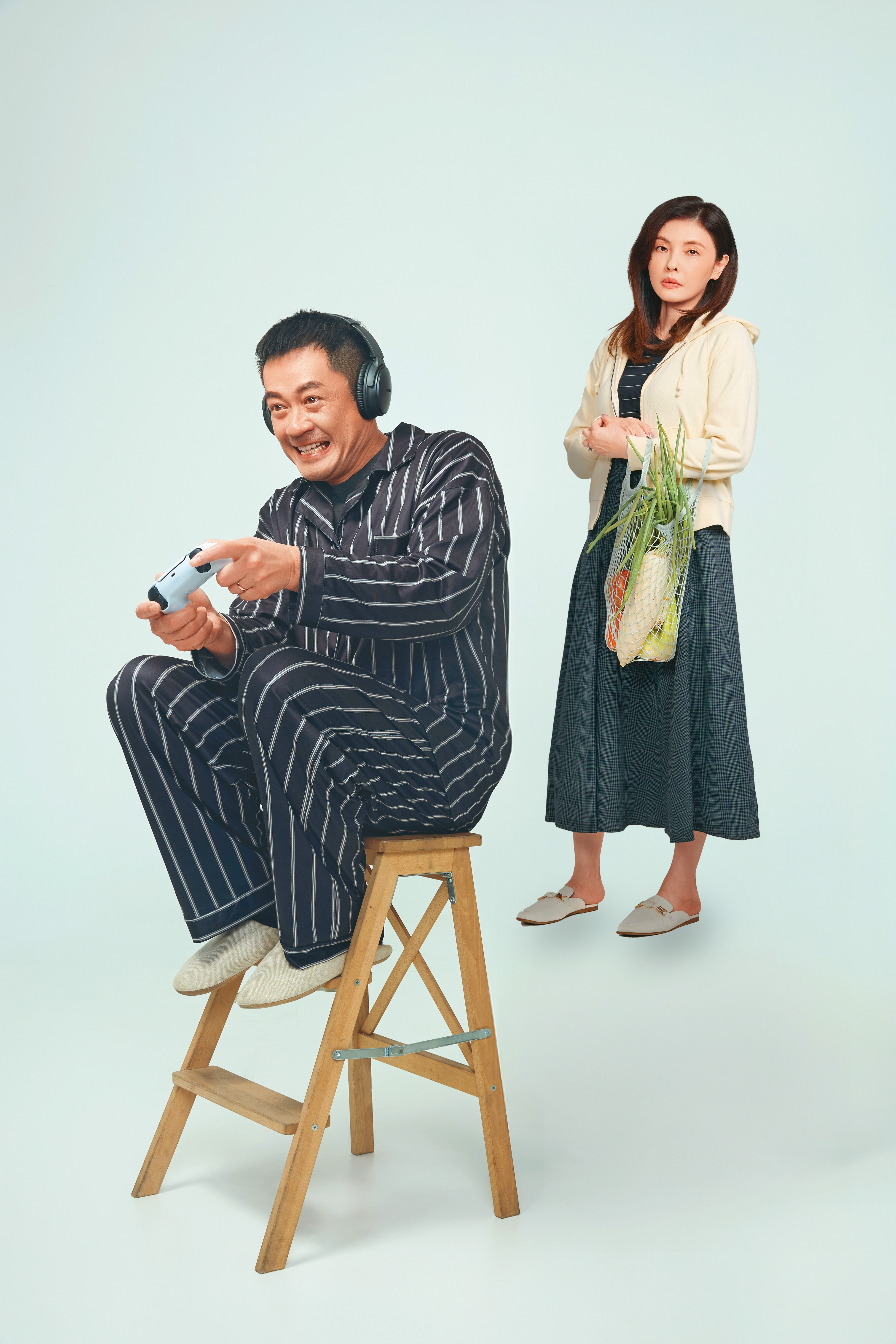 何如芸（右）與柯叔元（左）在舞台劇《婚內失戀》飾演結婚30年的夫妻。（艾彼新創股份有限公司提供）