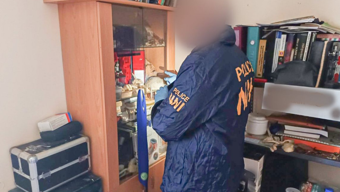 匈牙利警方在嫌犯家中搜出頭骨、心臟等人體器官殘骸。（翻攝自匈牙利警察局官網）
