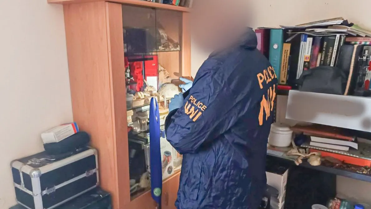 匈牙利警方在嫌犯家中搜出頭骨、心臟等人體器官殘骸。（翻攝自匈牙利警察局官網）
