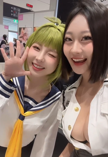 胎尼化身清純學生妹現身成人動漫展,開心與到場粉絲合影。(翻攝IG@tiny219_)