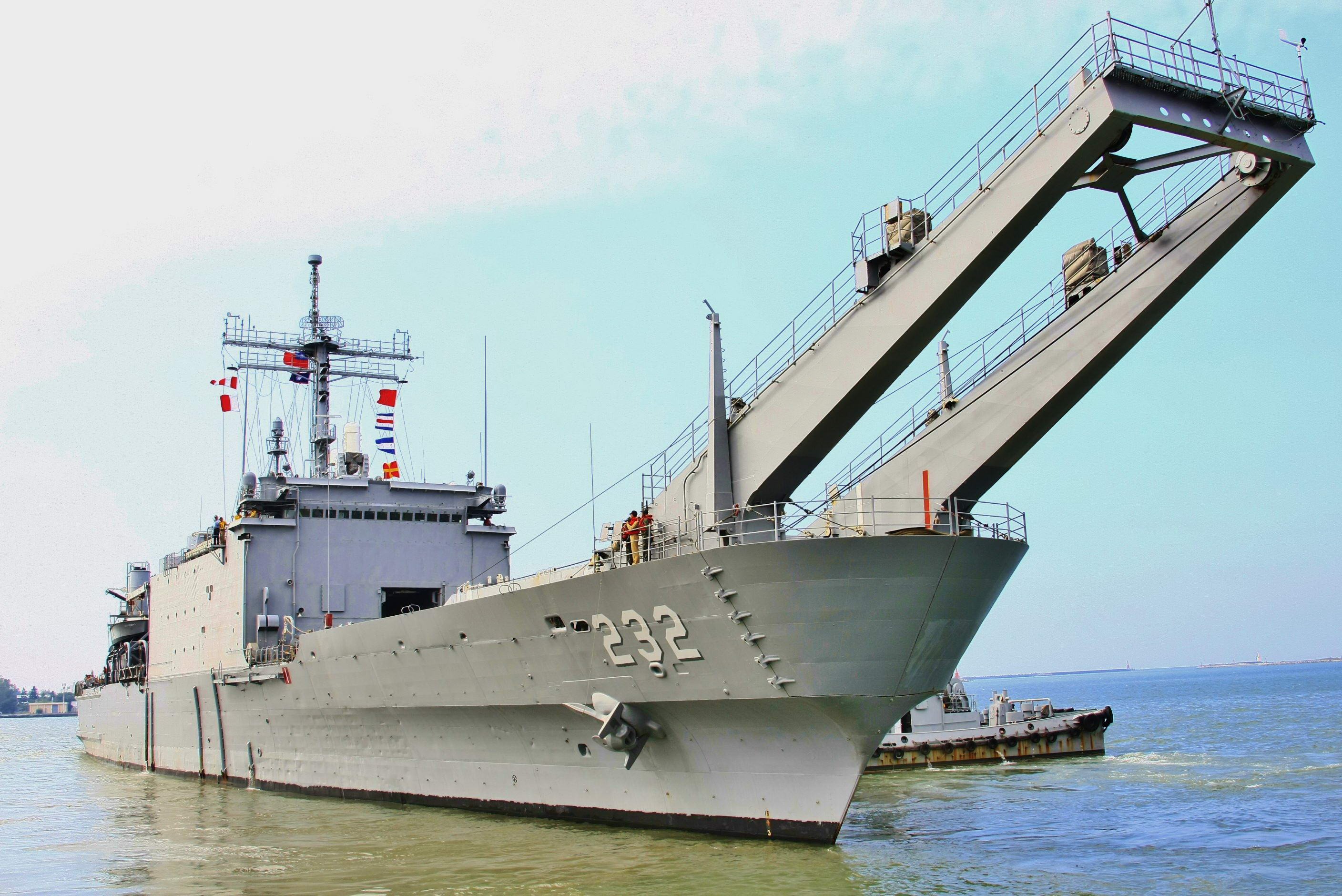 海軍中和艦於台中港外海，與中國漁船擦撞！海巡署協處調查。（翻自《維基百科》）