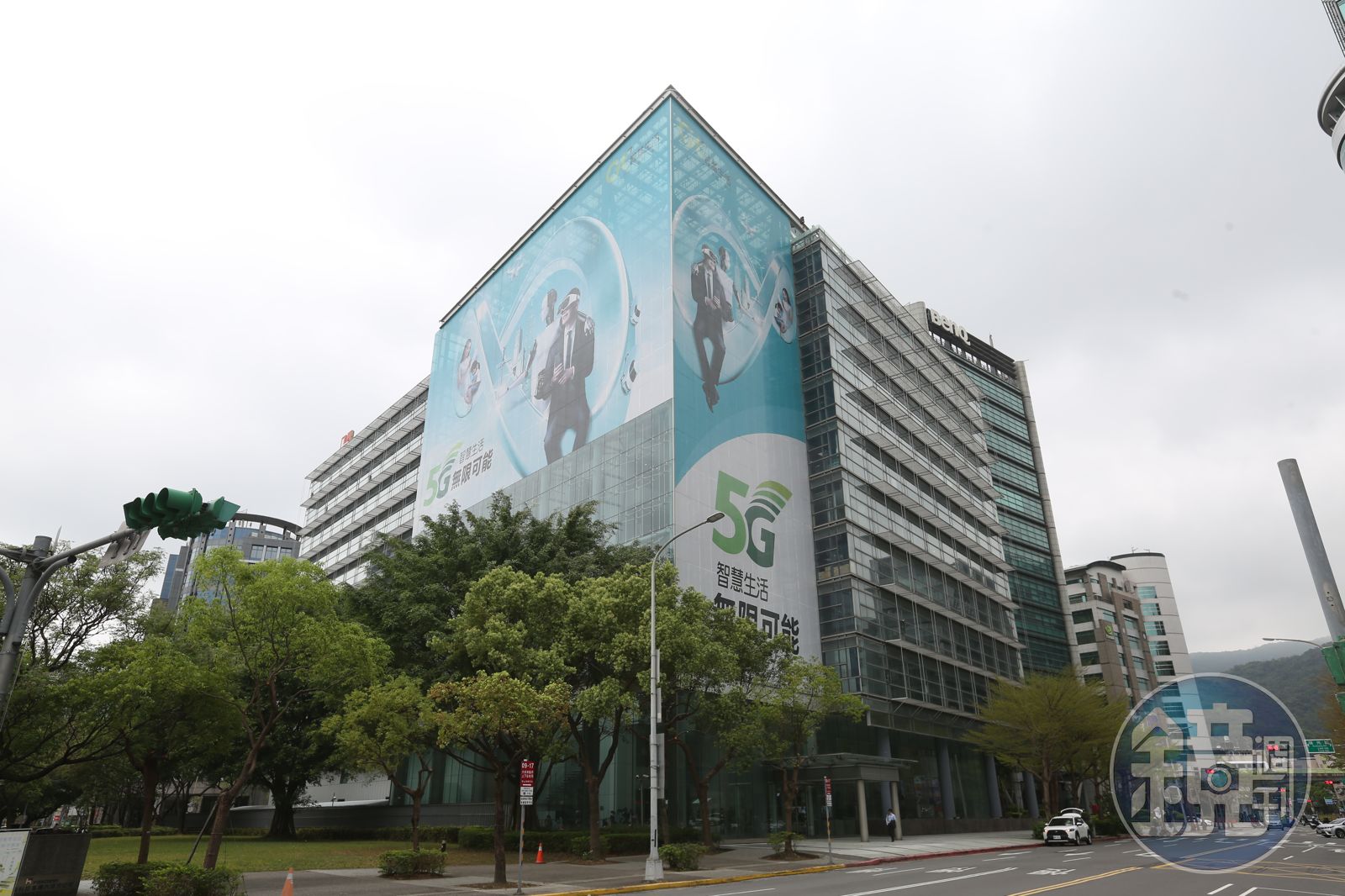 鴻海耗資近百萬打造室內聖誕樹 9米高寫下內科最高紀錄