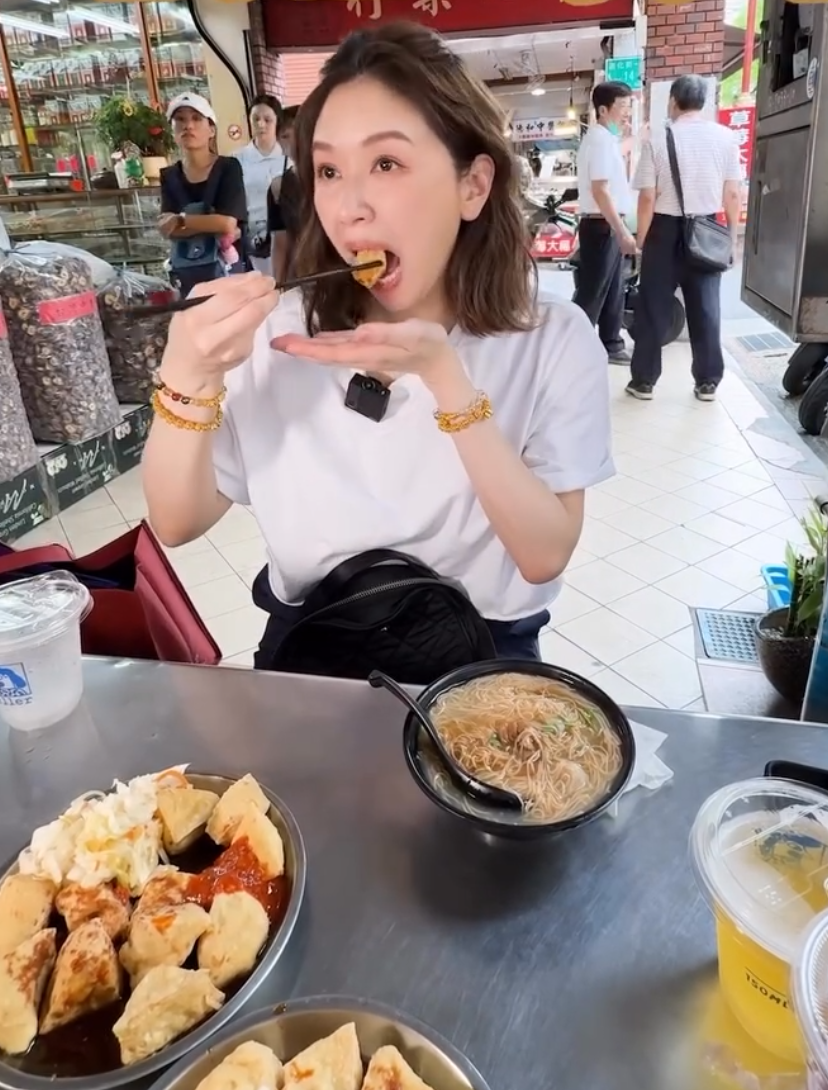 蔡依珊大口吃臭豆腐。（翻攝蔡依珊IG）