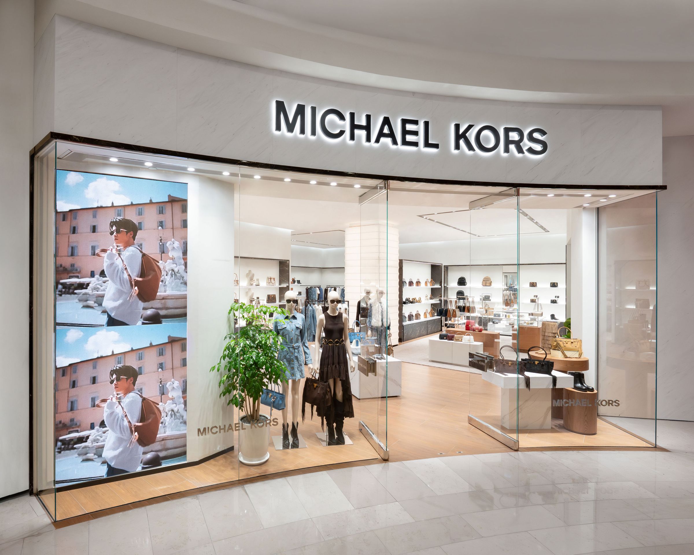 MICHAEL KORS台北101旗艦店嶄新亮相，打造Jet Set都會奢華品味。（MICHAEL KORS提供）