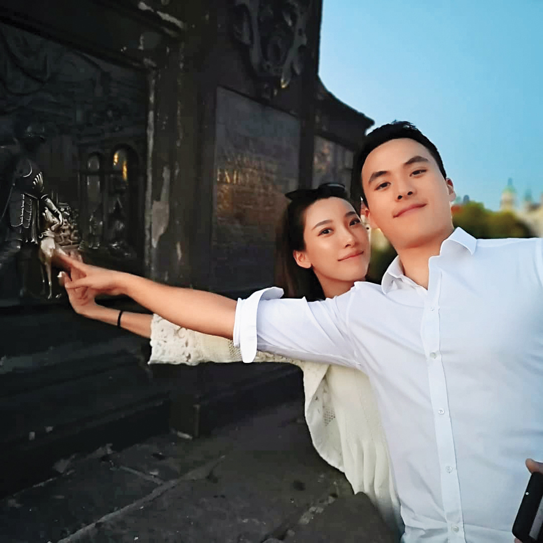 何猷啟（右）與老婆GIGI（左）結婚後又閃離；他與何超蓮是龍鳳胎，都屬於百億賭王之家。（翻攝自orlandoho91 IG）