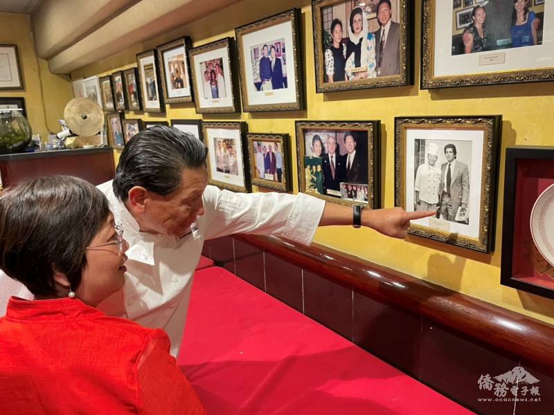 《魔法壞女巫》導演朱浩偉的父親朱鎮中，自台灣移民美國，開設餐館「喜福居」，多年來吸引不少知名人士到訪。（翻攝自僑務電子報）