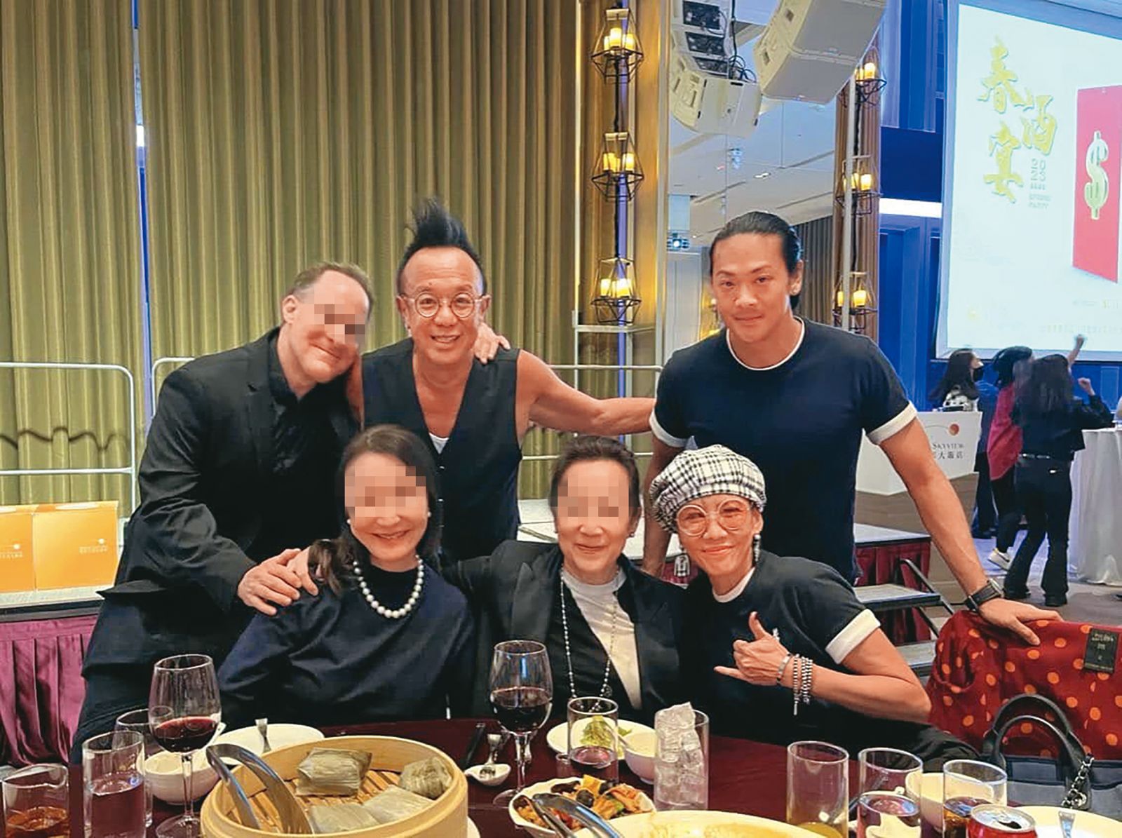 黃大煒（後排左二）帶著兩位姐姐與姐夫，一起出席春酒，Vicky（前排右）始終相伴身邊。後排右為兩人好友POLO WL。（翻攝自Vicky臉書）