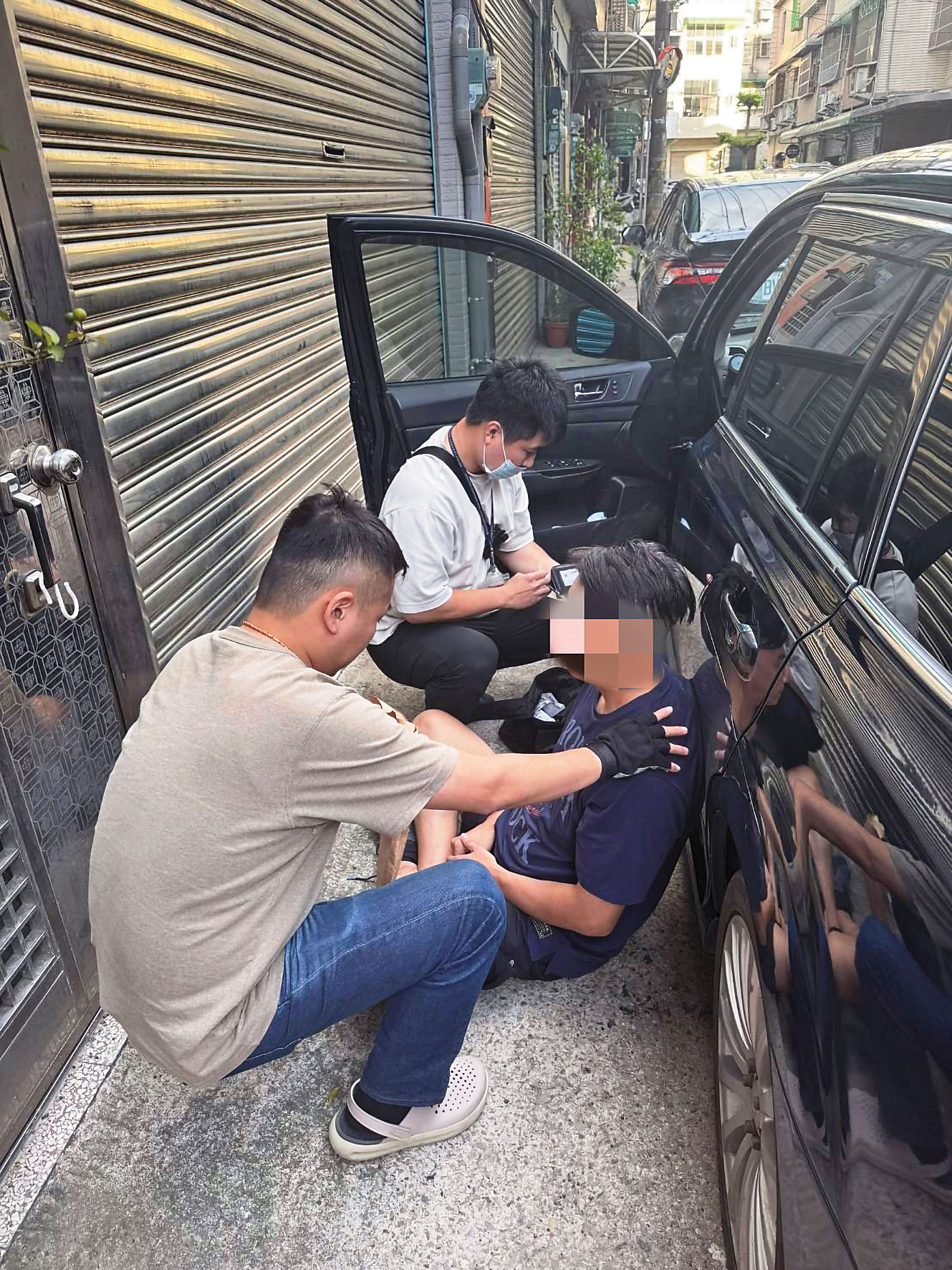 42歲的胡男(坐者)負責應召站內的後勤支援,處理如購買耗材、從機場接送外籍小姐等雜務。(翻攝畫面)
