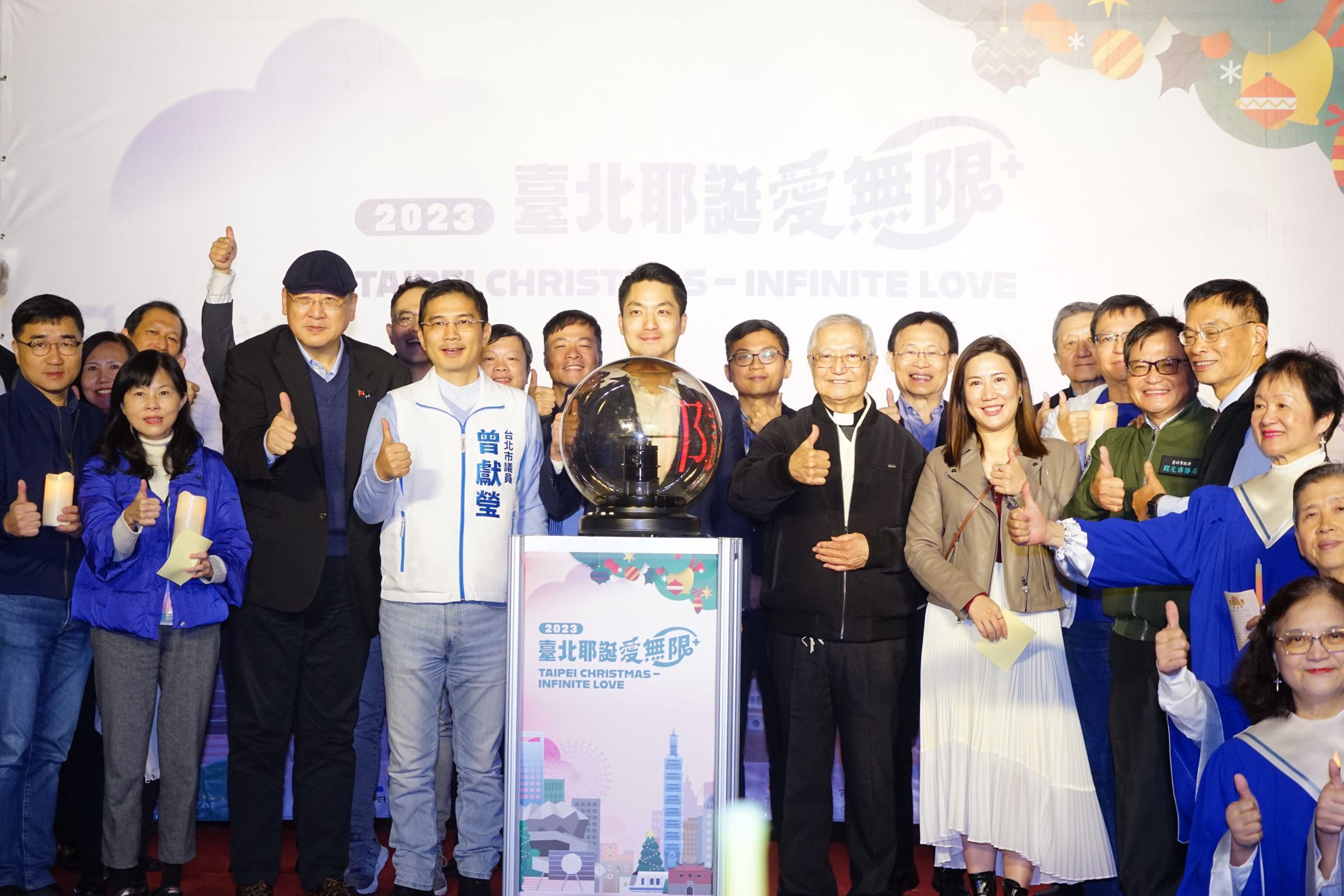 台北市長蔣萬安今(2)日晚帶領點亮大安森林公園11號出入口耶誕樹主燈及新生南路上五大燈區。(北市觀傳局提供)