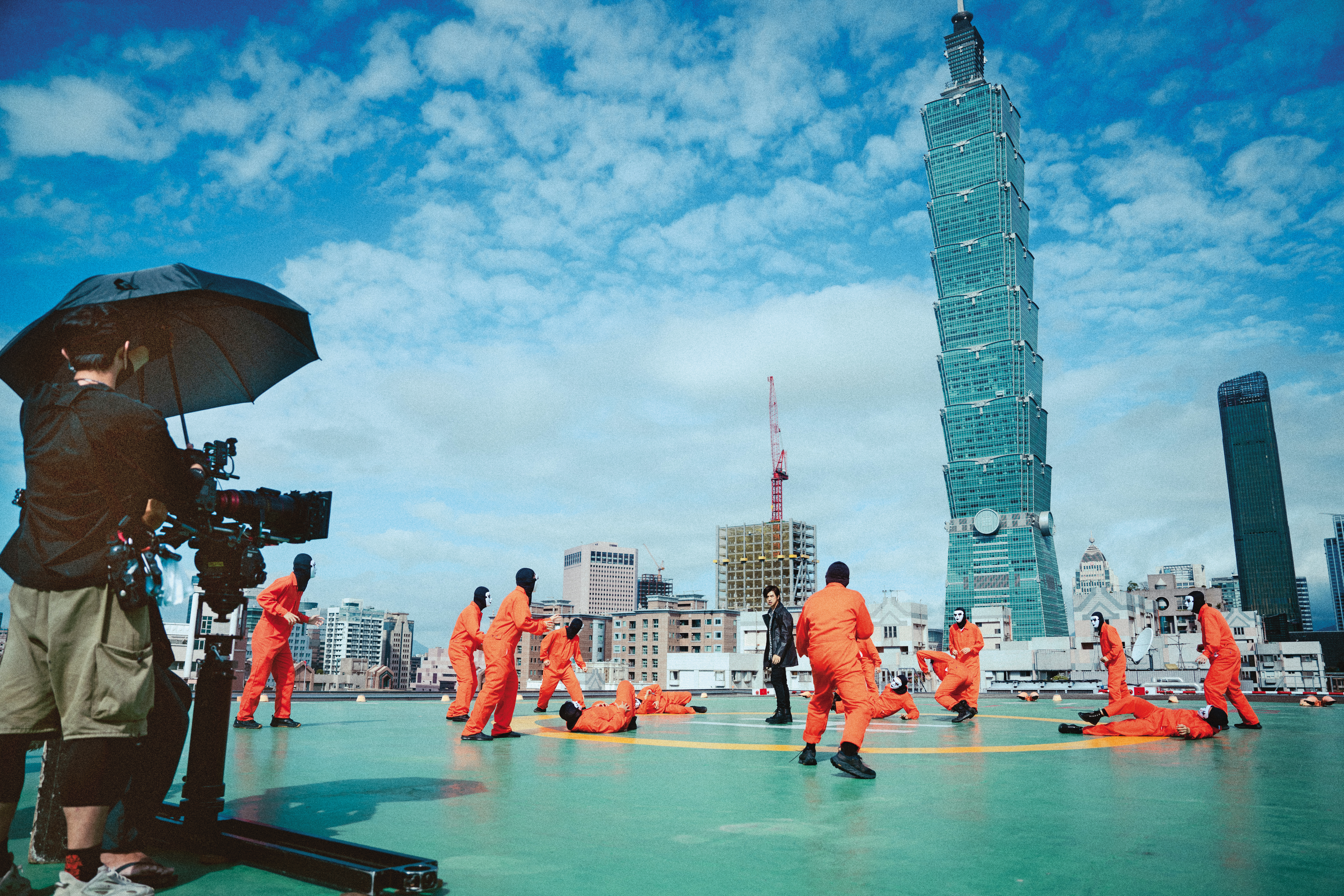 陳柏霖（中）飾演因闖禍到金門避風頭的大明星，全劇僅有10％場景在台北拍攝。（大川大立提供）