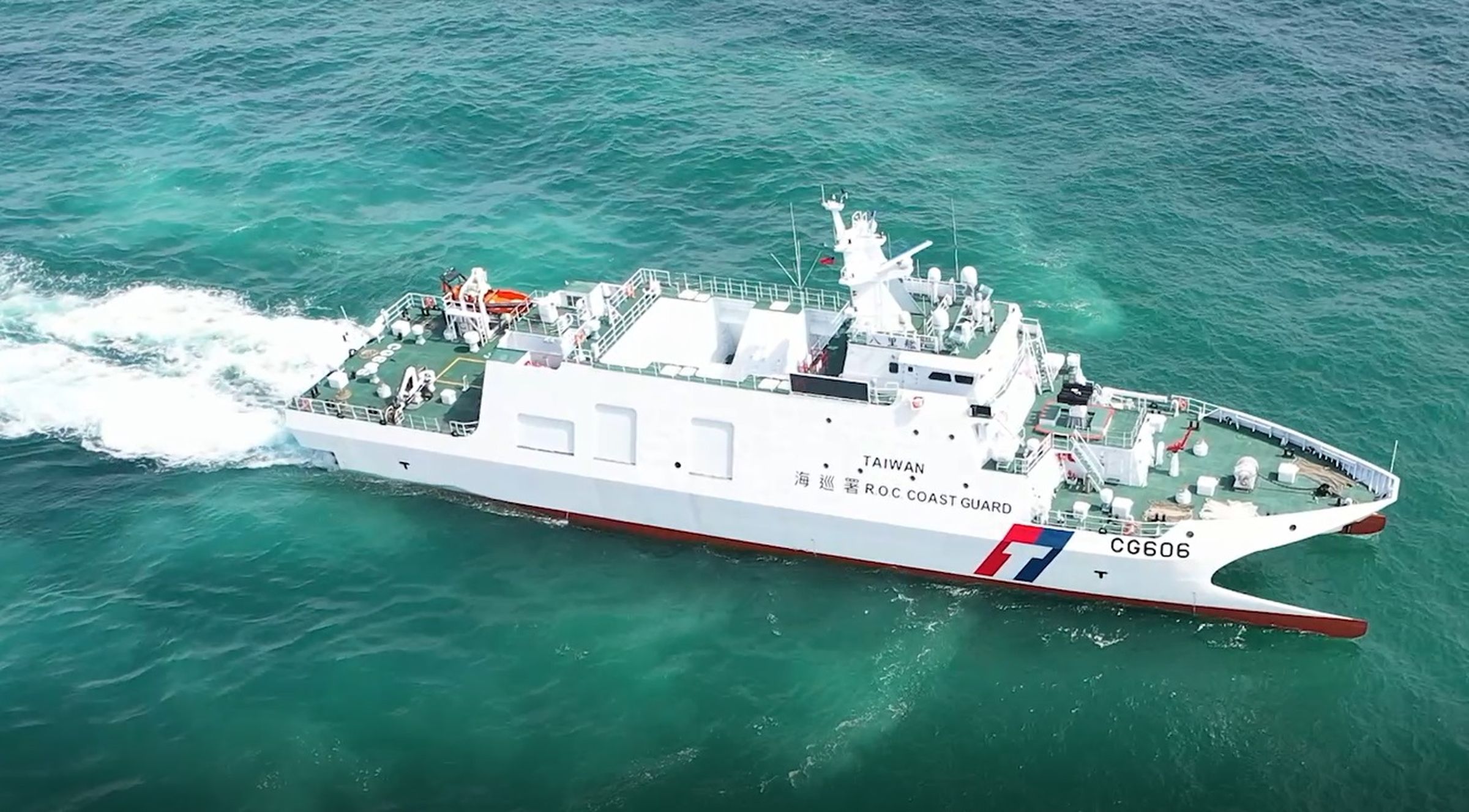 基隆籍漁船「福洋266」在釣魚台東北方約157浬海域發生火燒船事故,海巡署派八里艦救援。(海巡署提供)