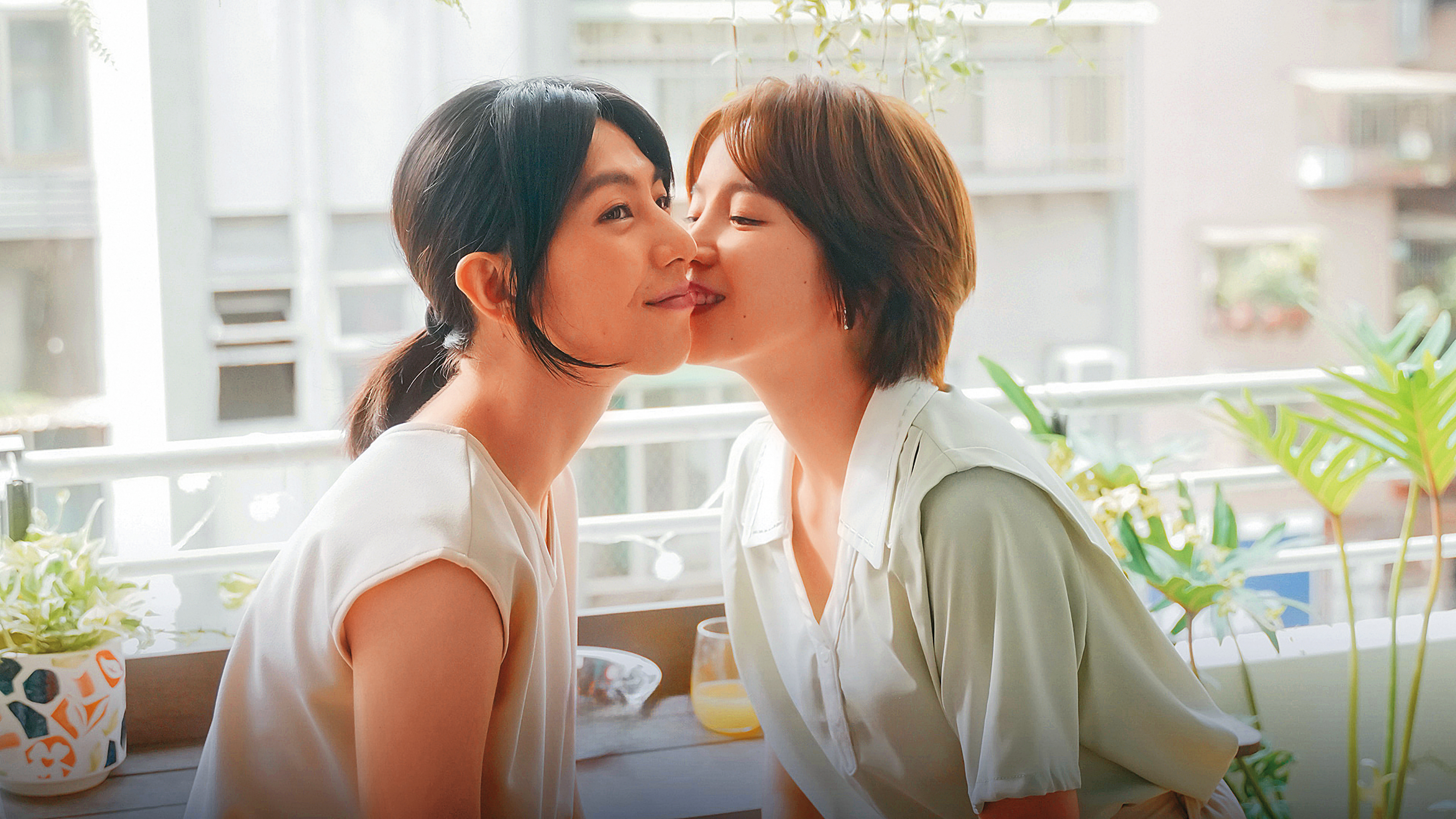 GagaOOLala參與製作原創內容，包括林辰唏（左）和程予希（右）主演的《第一次遇見花香的那刻》。（GagaOOLala提供）