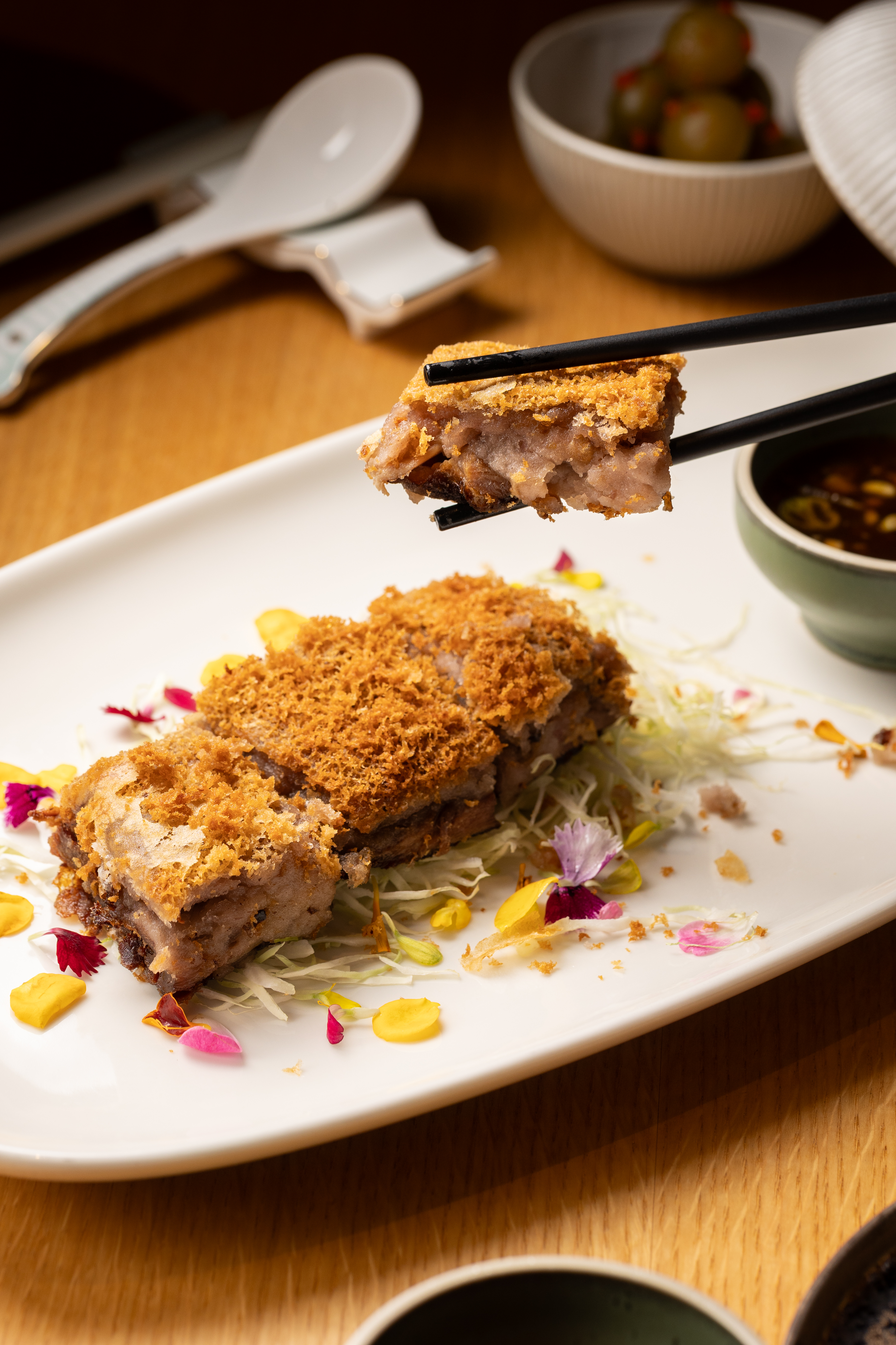 使用在地芋頭製作的「金山芋蓉香酥鴨」內餡鬆軟外皮酥脆，冷掉也好吃。（29,800元／10人份桌菜）