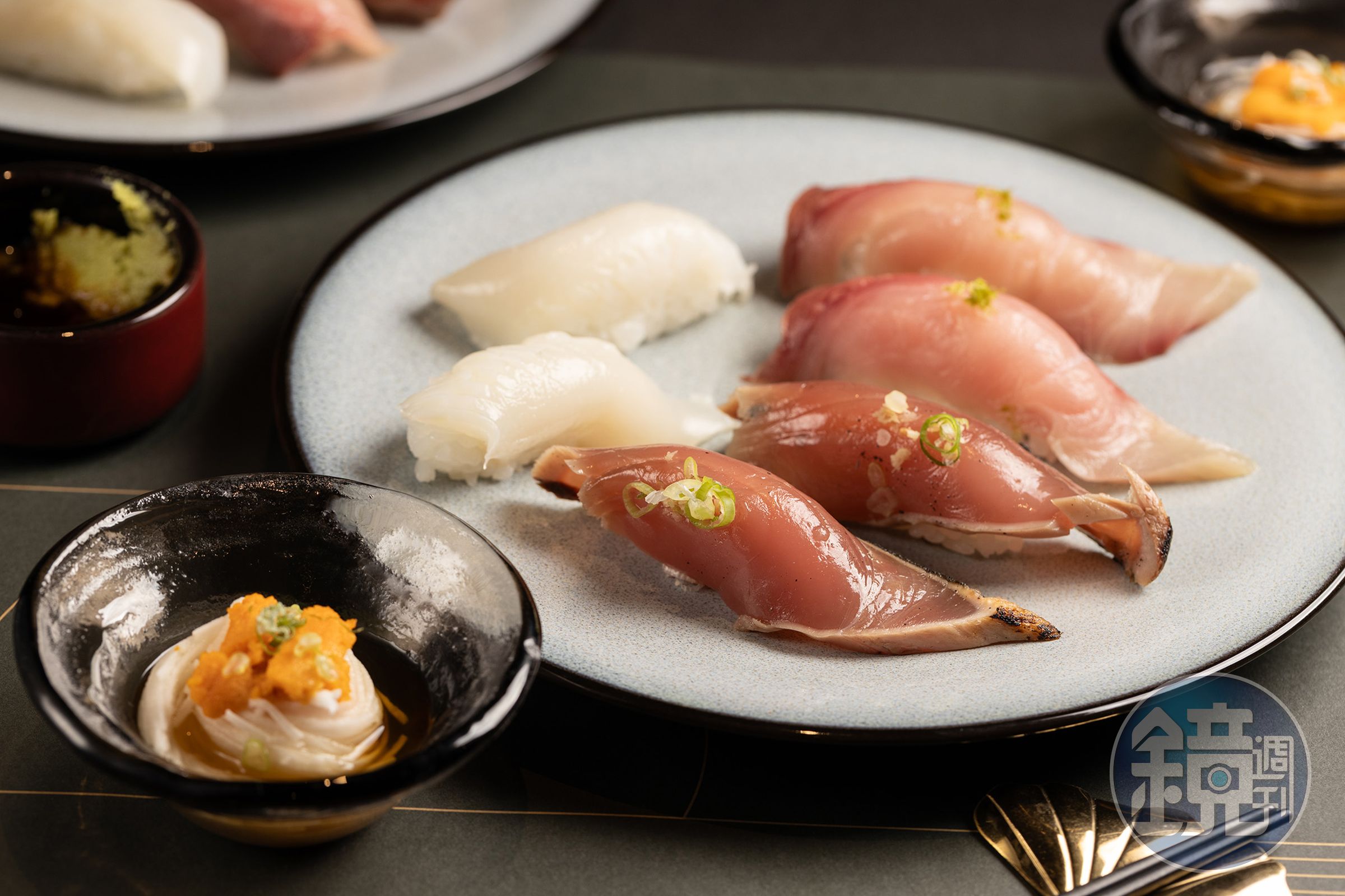 日本產地海鮮三款握壽司「蜜柑鰤魚」「稻燒鰹魚」與「青森紫魷」從柑橘香到煙燻香層次鮮明。