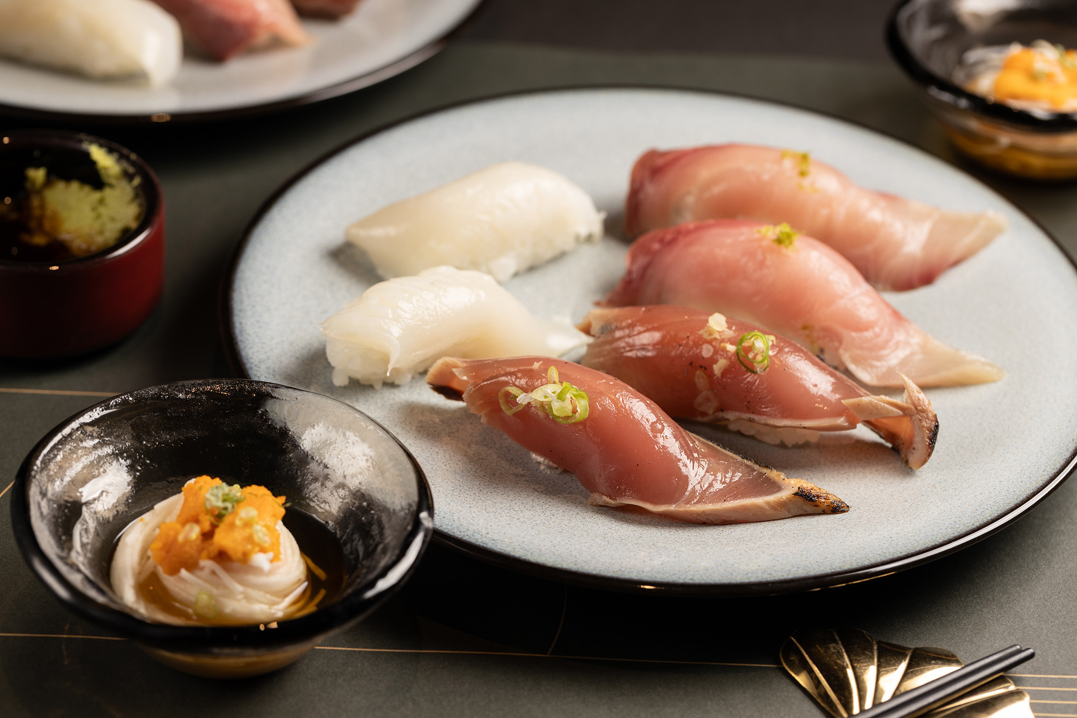 日本產地海鮮三款握壽司「蜜柑鰤魚」「稻燒鰹魚」與「青森紫魷」從柑橘香到煙燻香層次鮮明。
