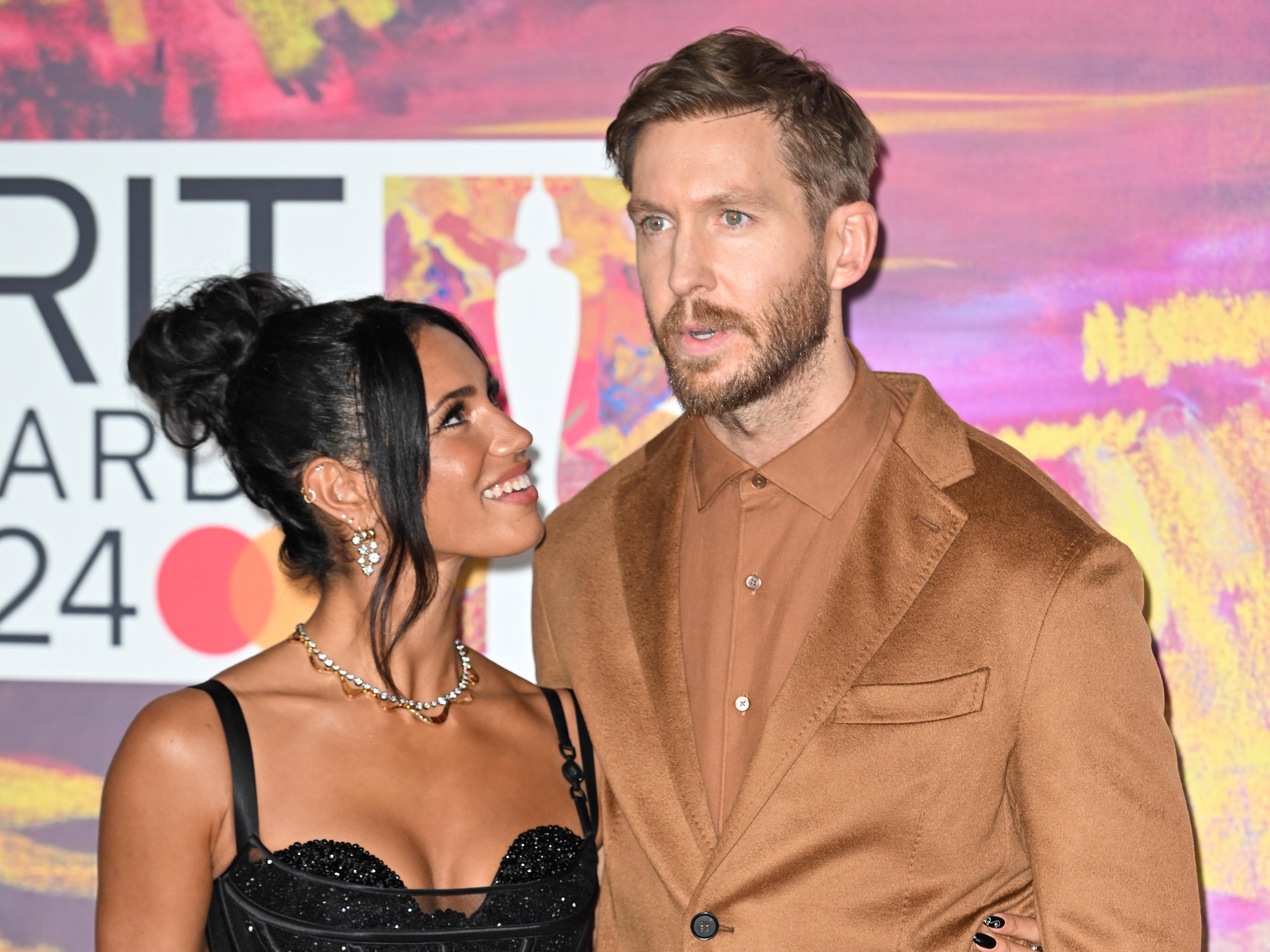 DJ凱文哈里斯（右）與妻子維克霍普（左）一起出席全英音樂獎。（東方IC）