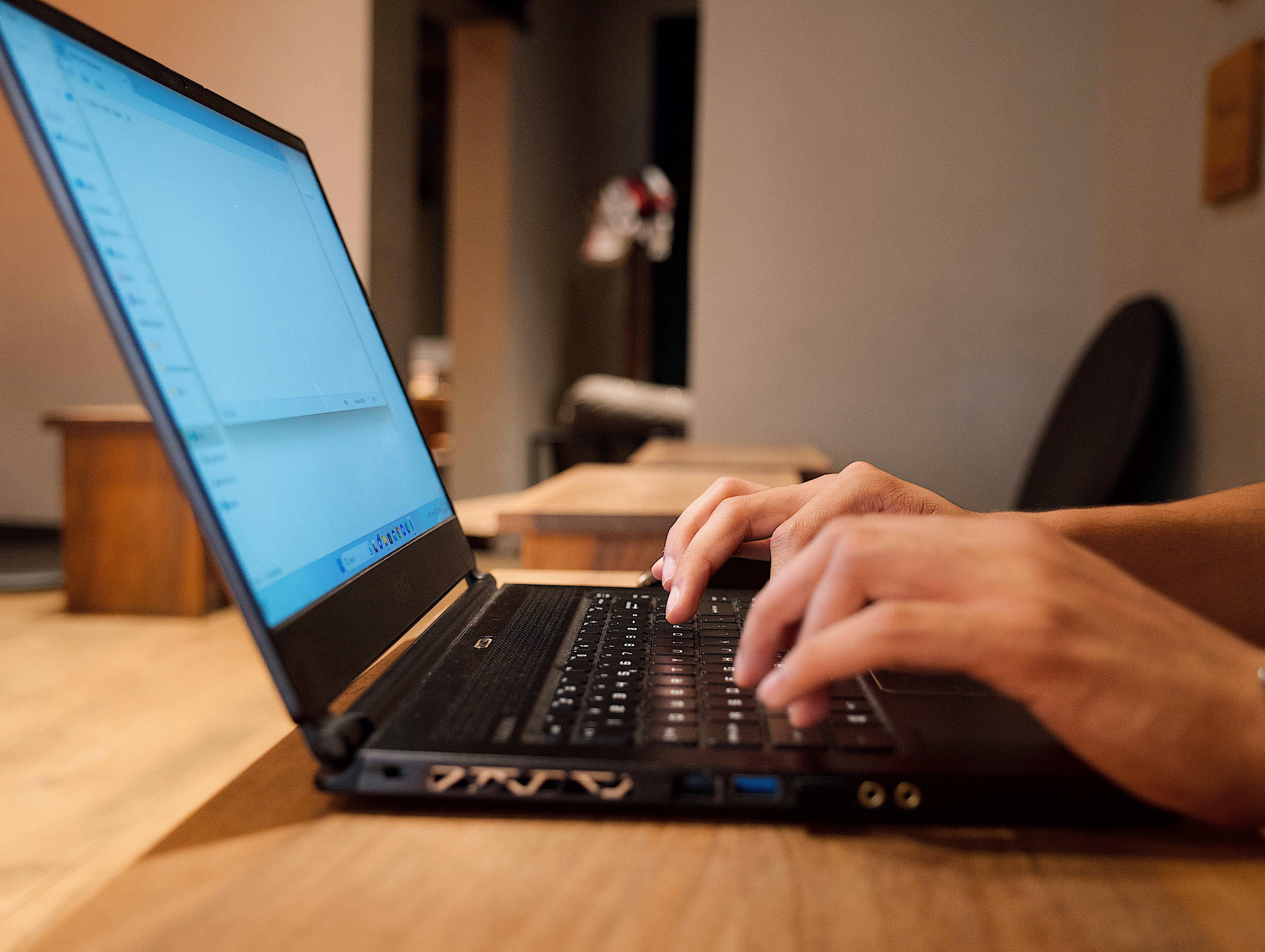 一名40歲女性分享與公司實習生對話，對方驚訝她「40歲還會用電腦打字」，相關貼文在社群平台引發世代差異討論。（示意圖，非當事人/pexels）