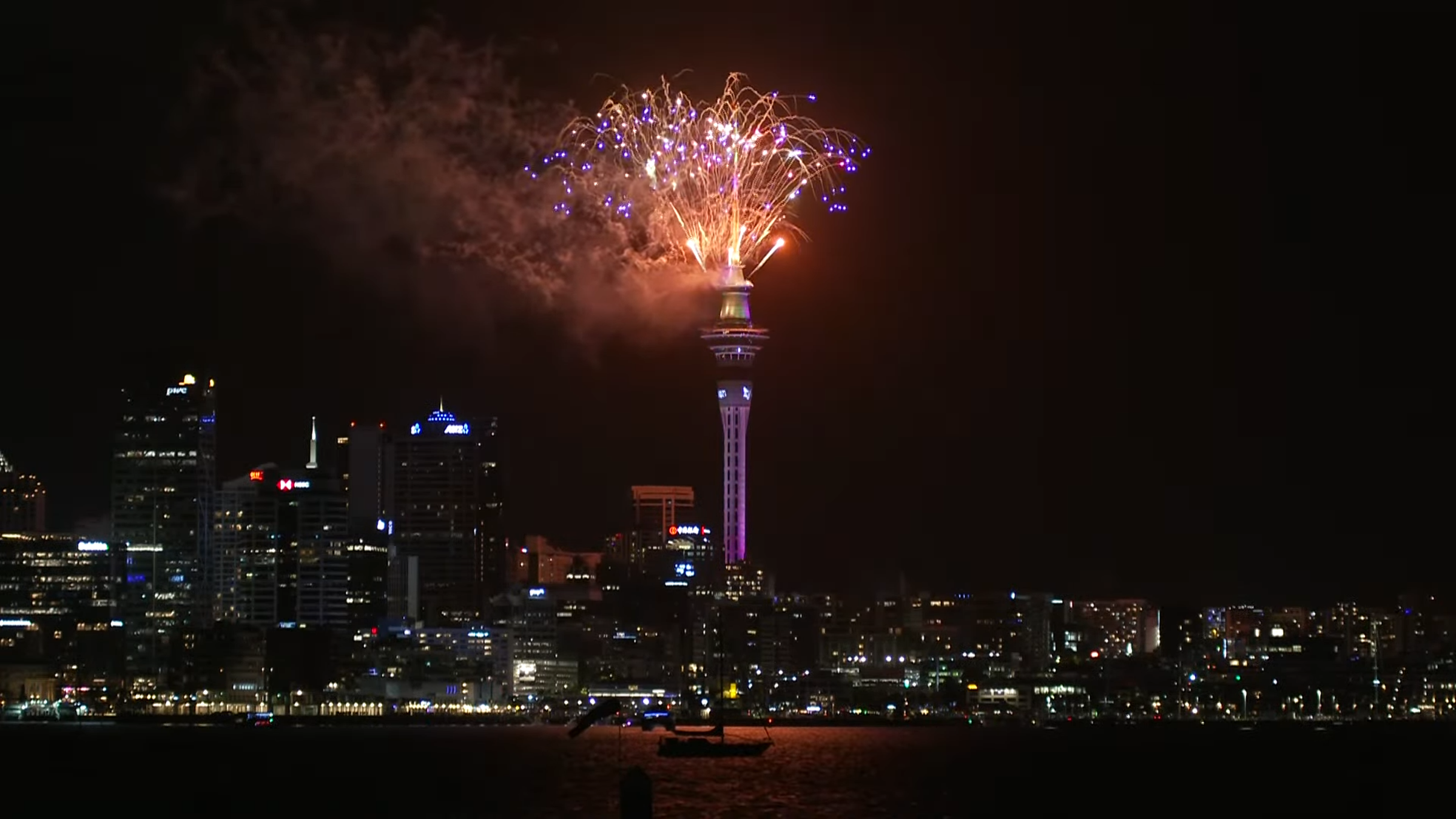 紐西蘭的奧克蘭天空塔施放跨年煙火。（翻攝自@1NewsNZ YouTube頻道）