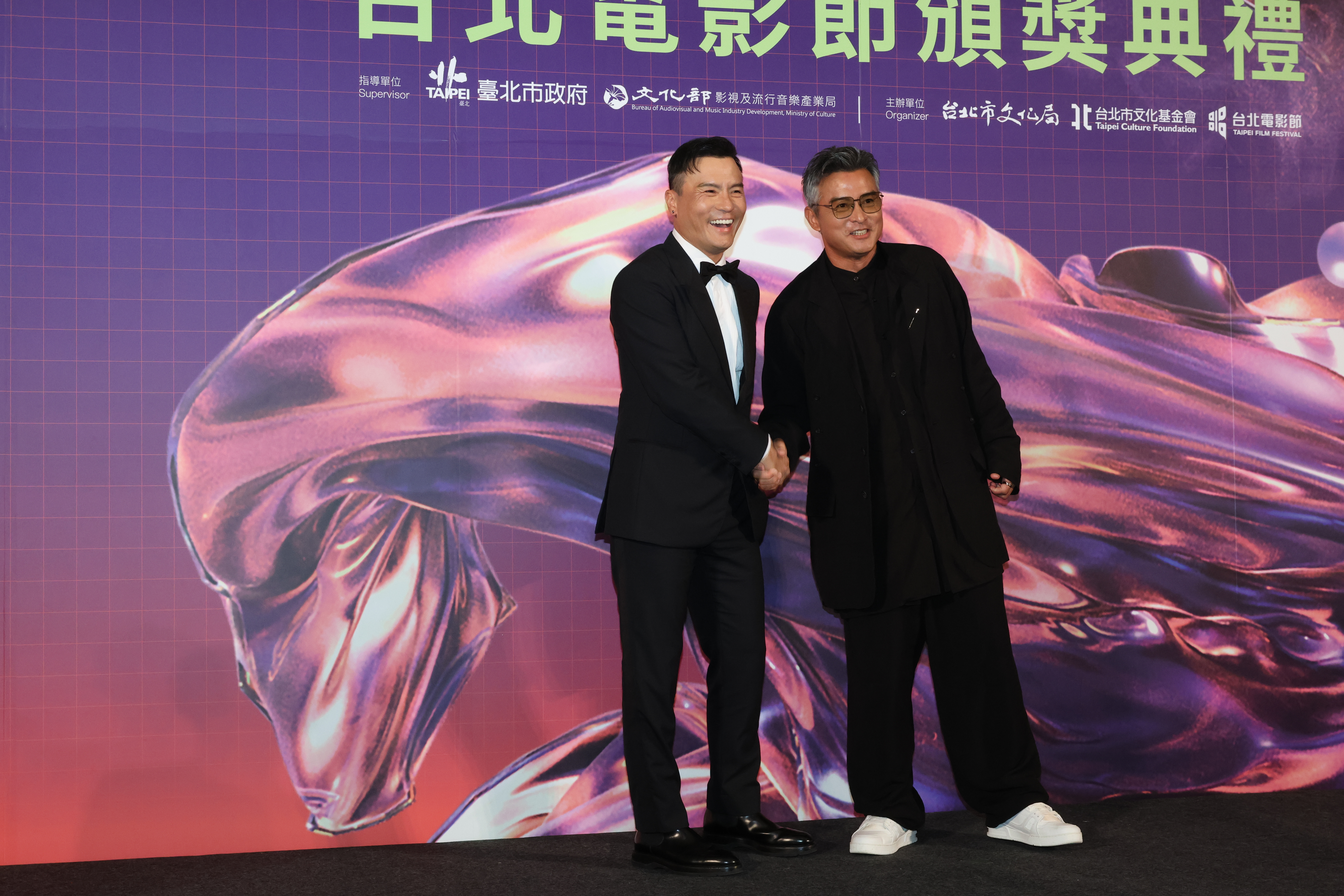 李銘忠(左)跟李銘順(右)難得同台,一定要拍照留念啊。