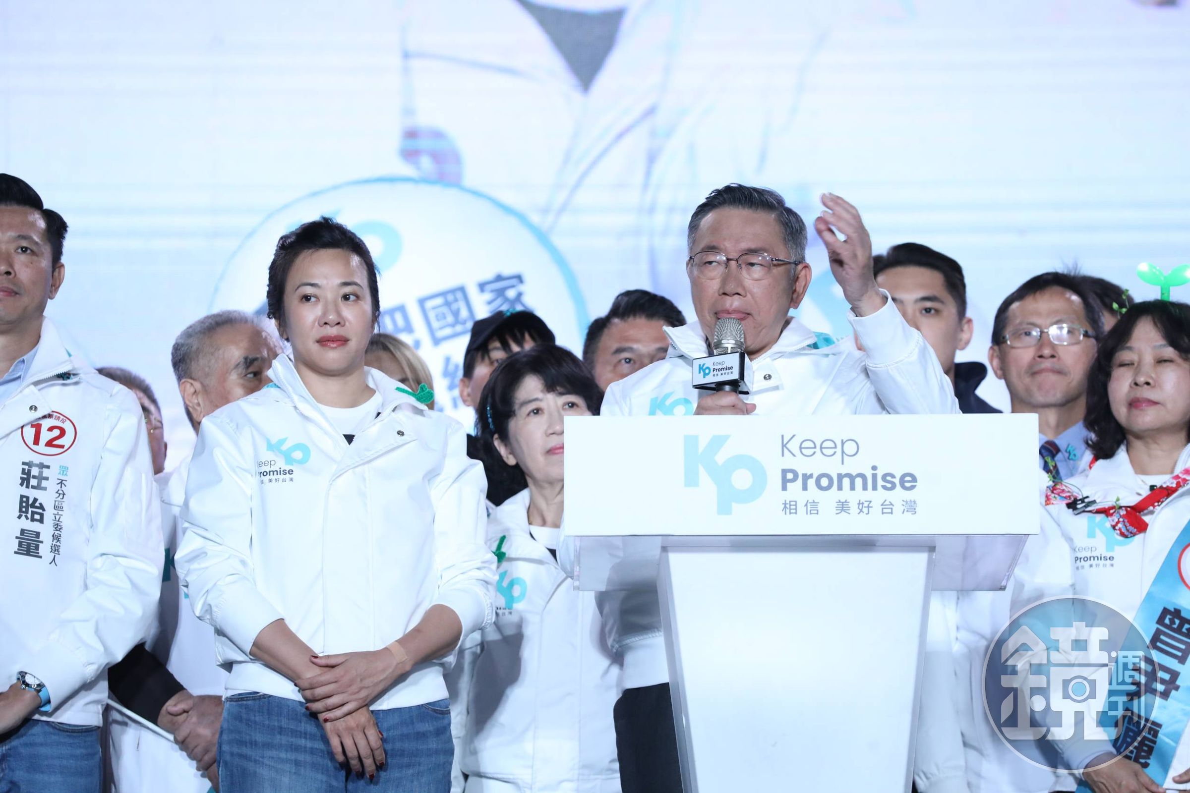 民眾黨總統候選人柯文哲(右)日前投書《經濟學人》,主張台灣需要更加務實、科學和理性的「第三條道路」。