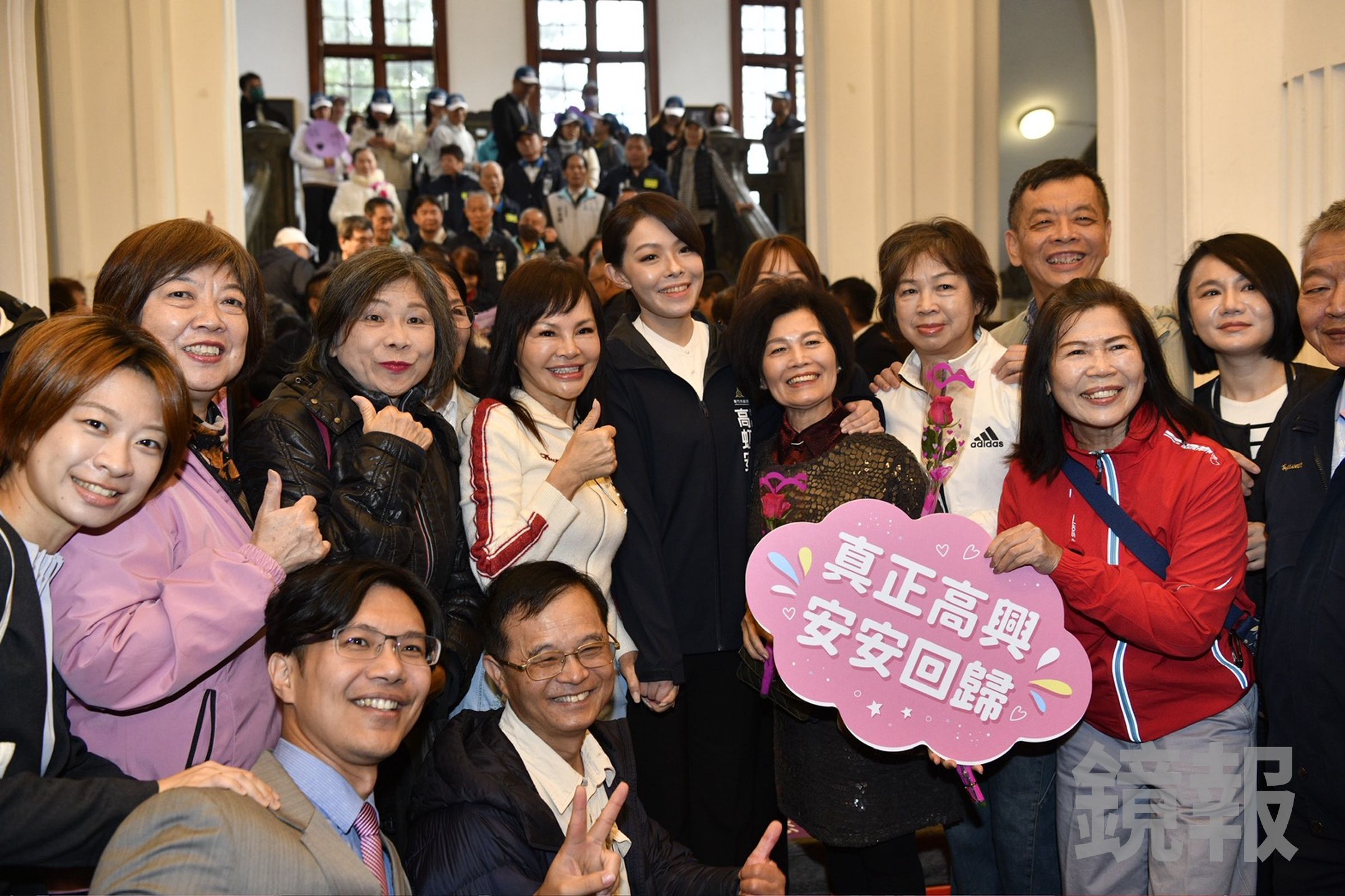 支持者們搶著合照，歡迎高虹安回歸。（鏡報李智為攝）