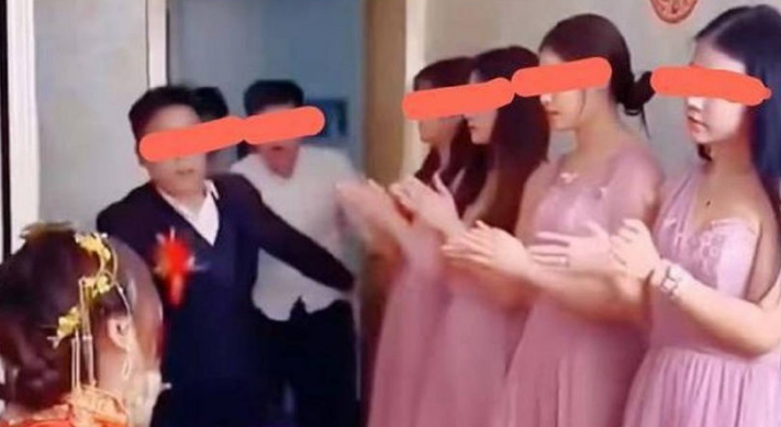 新郎興高采烈打開新娘房房門，準備迎娶新娘，沒想到竟看到前女友們站一排迎接他。（翻攝微博）