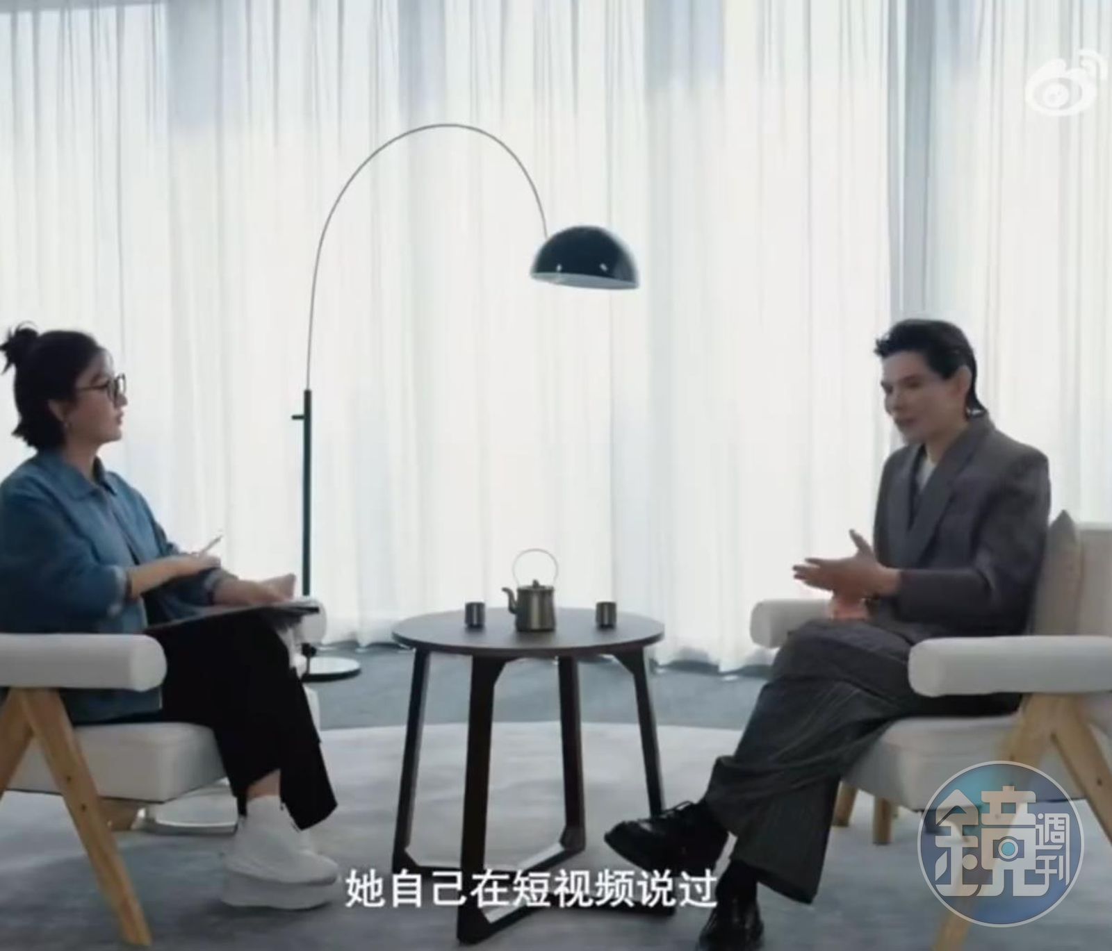 向佐接受主持人易立竟採訪，將近４小時訪談暢談自己的事業家庭等話題。（微博圖片）