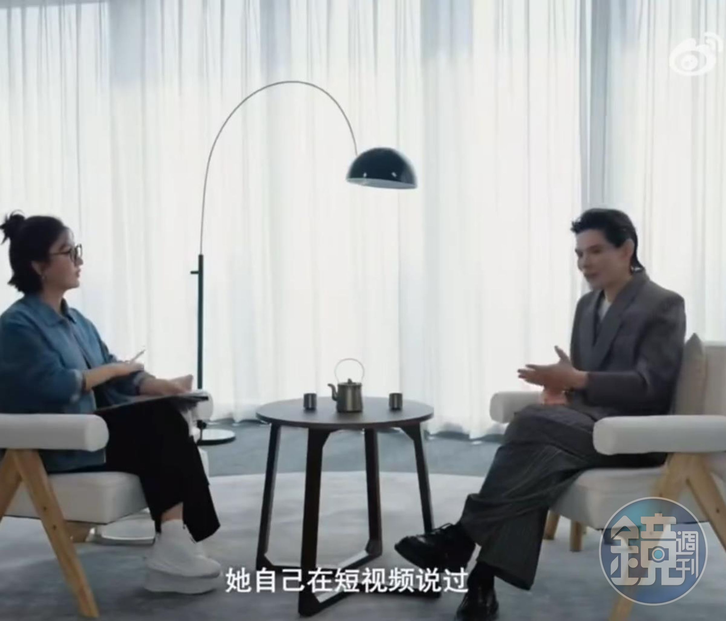 向佐接受主持人易立竟採訪,將近4小時訪談暢談自己的事業家庭等話題。(微博圖片)