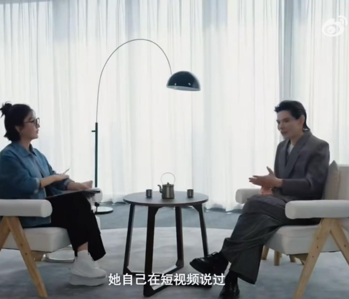 向佐接受主持人易立竟採訪，將近４小時訪談暢談自己的事業家庭等話題。（微博圖片）