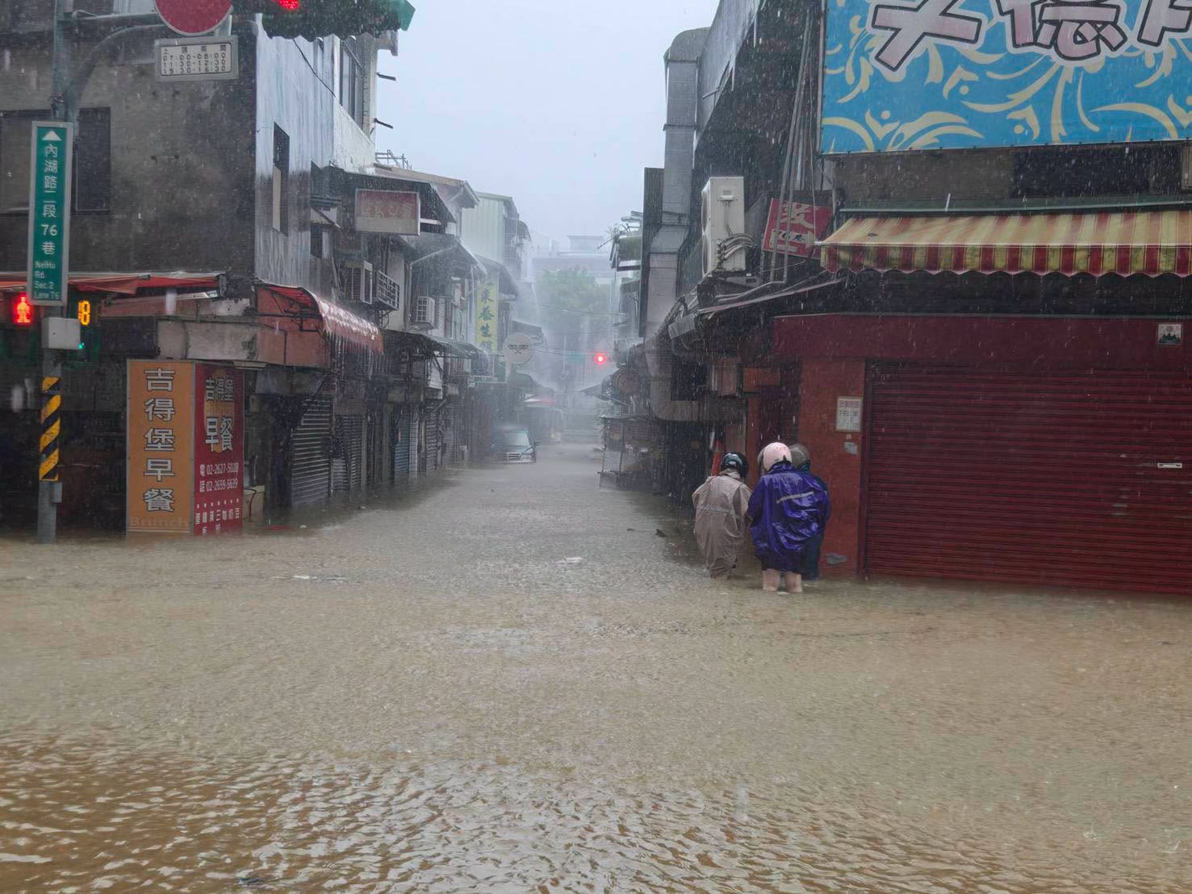 內湖、南港多地出現積淹水。(翻攝自臉書@陳宥丞)