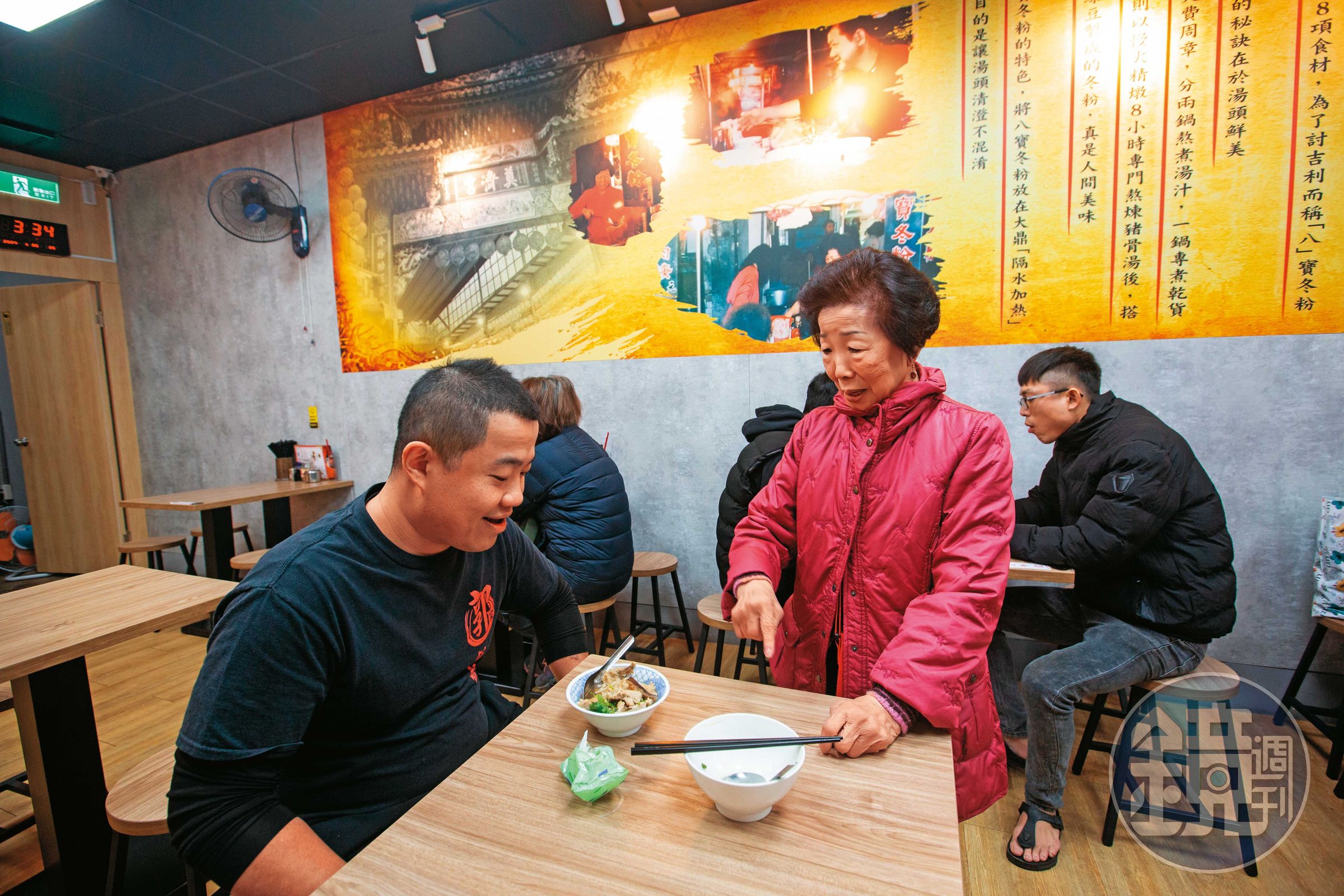 第4代陳芝妤回家一起經營,並從攤位發展成店,疼孫女的第2代陳藍阿梅(中)不時溜達來看孫、幫孫,是店內活招牌。