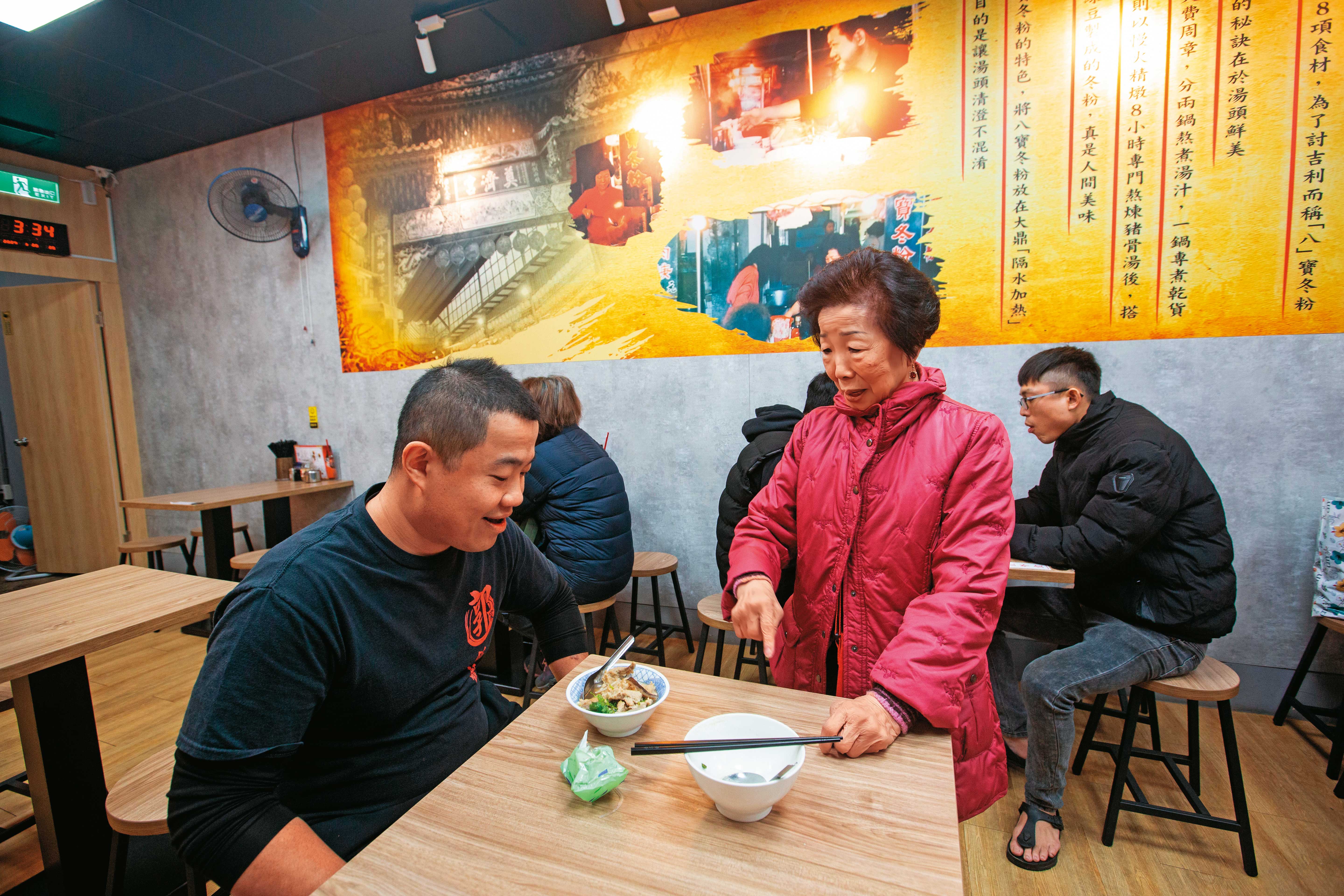 第4代陳芝妤回家一起經營，並從攤位發展成店，疼孫女的第2代陳藍阿梅（中）不時溜達來看孫、幫孫，是店內活招牌。