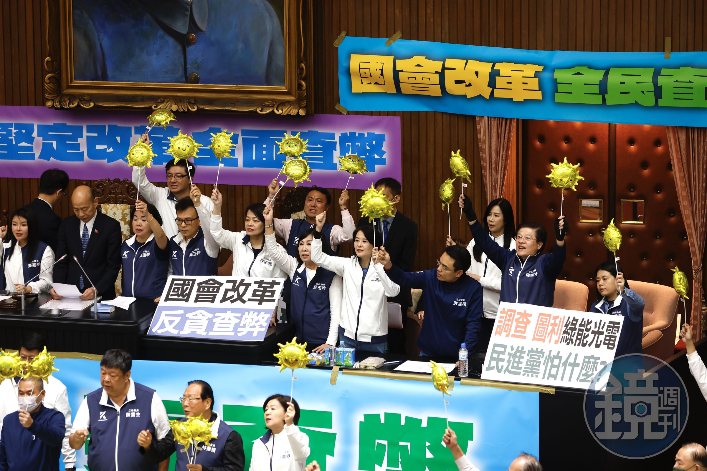 三讀通過,藍委們在台上舉著太陽形狀氣球,高喊:「讓陽光照進國會」