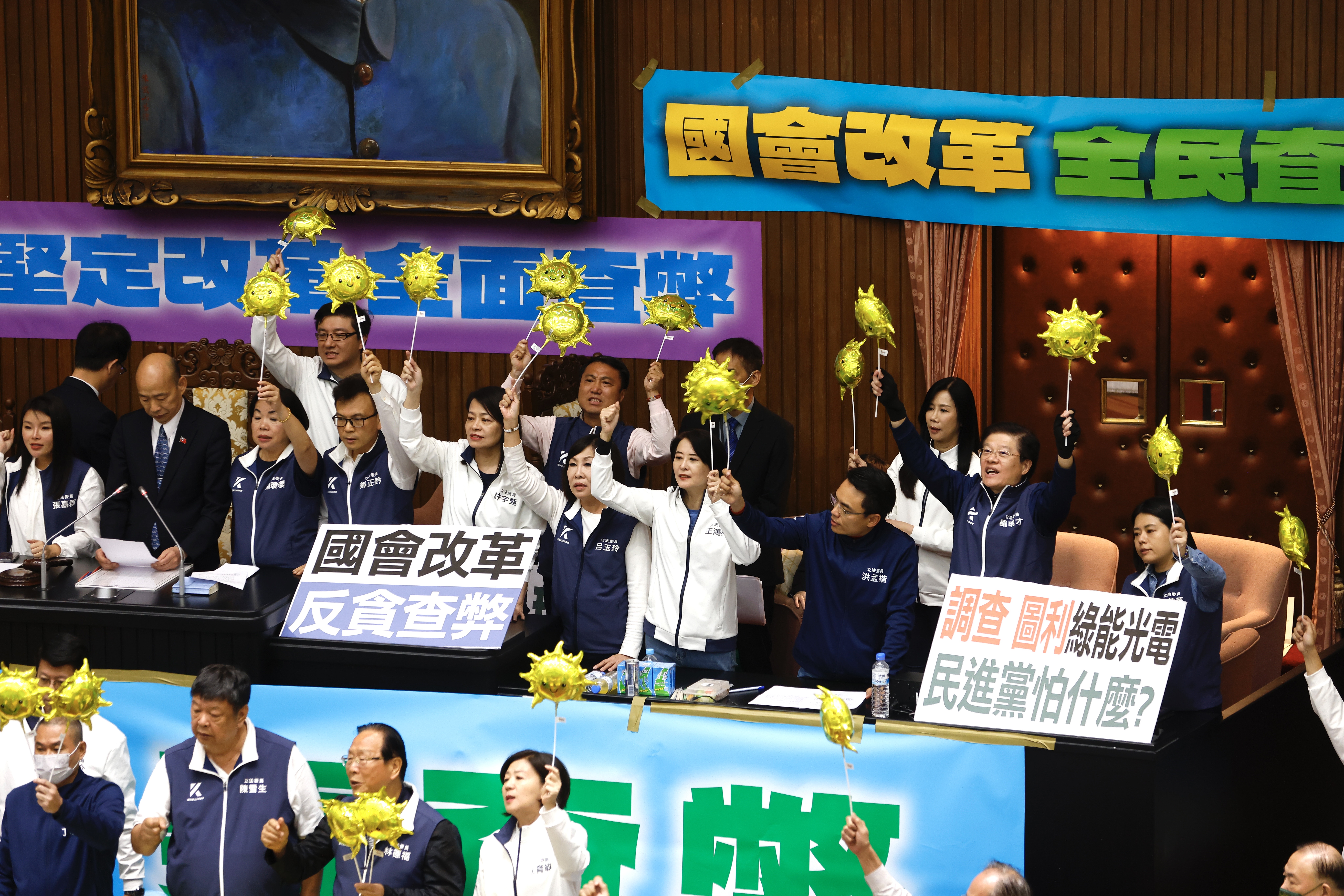 三讀通過，藍委們在台上舉著太陽形狀氣球，高喊：「讓陽光照進國會」