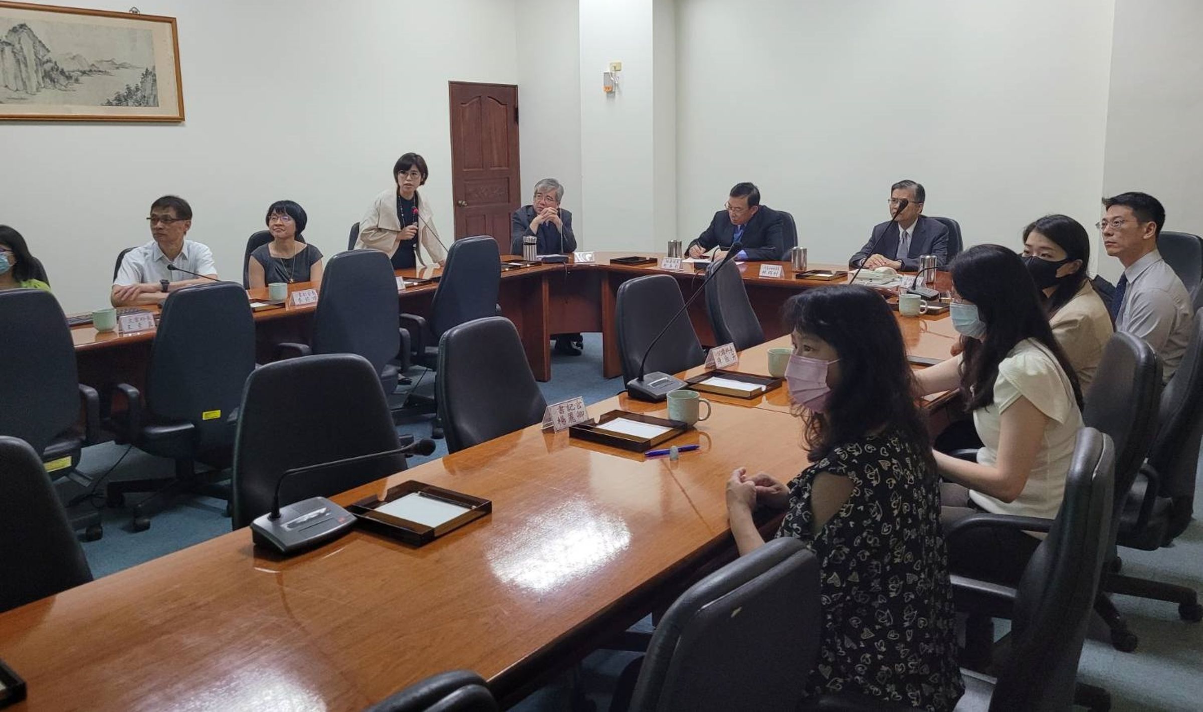 檢察總長邢泰釗親赴苗栗地檢署，嘉勉同仁破獲全台首宗大選賭盤案。（最高檢提供）