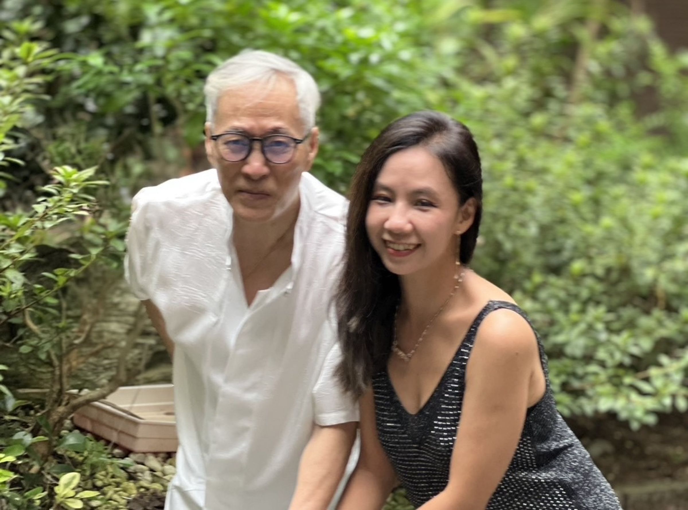 日前姜厚任帶著小24歲的女友童芯與媒體見面。(翻攝網路)
