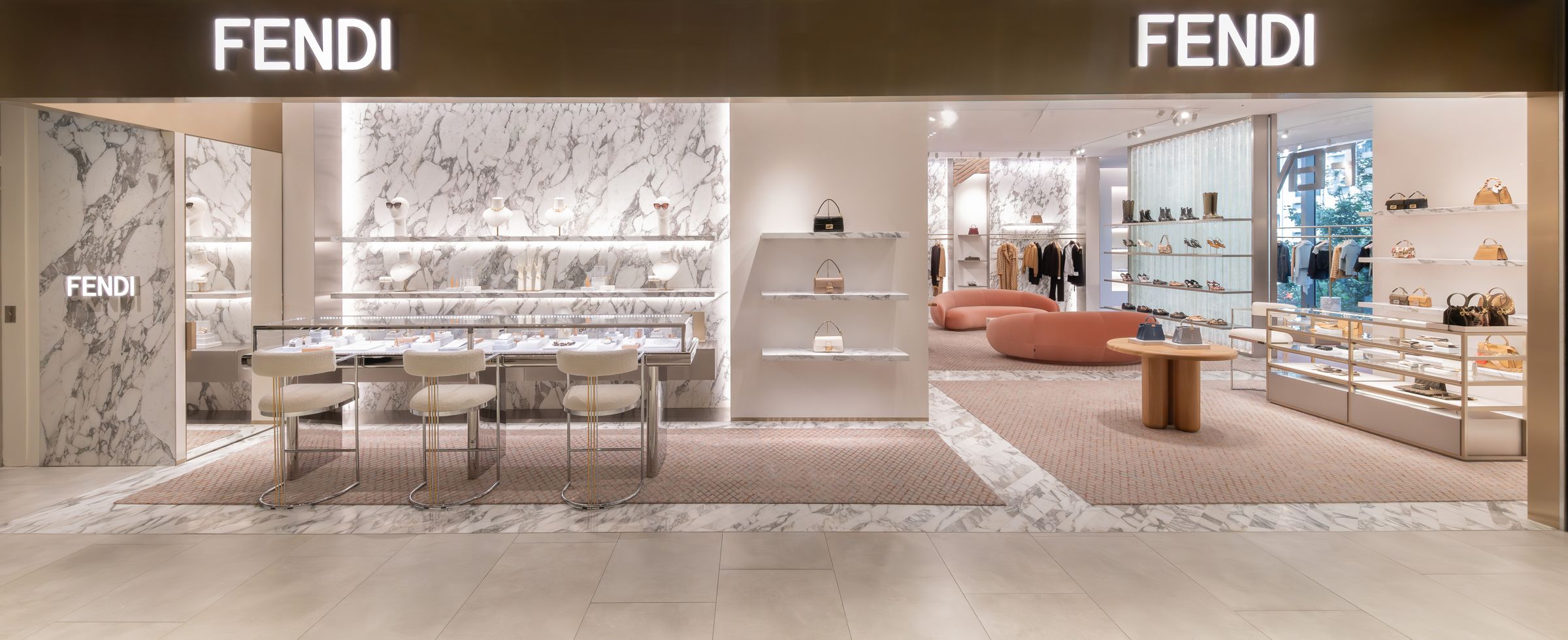 FENDI二樓的珠寶吧以FENDI Casa凳子和鏡面桌子為吸睛焦點。(FENDI提供)