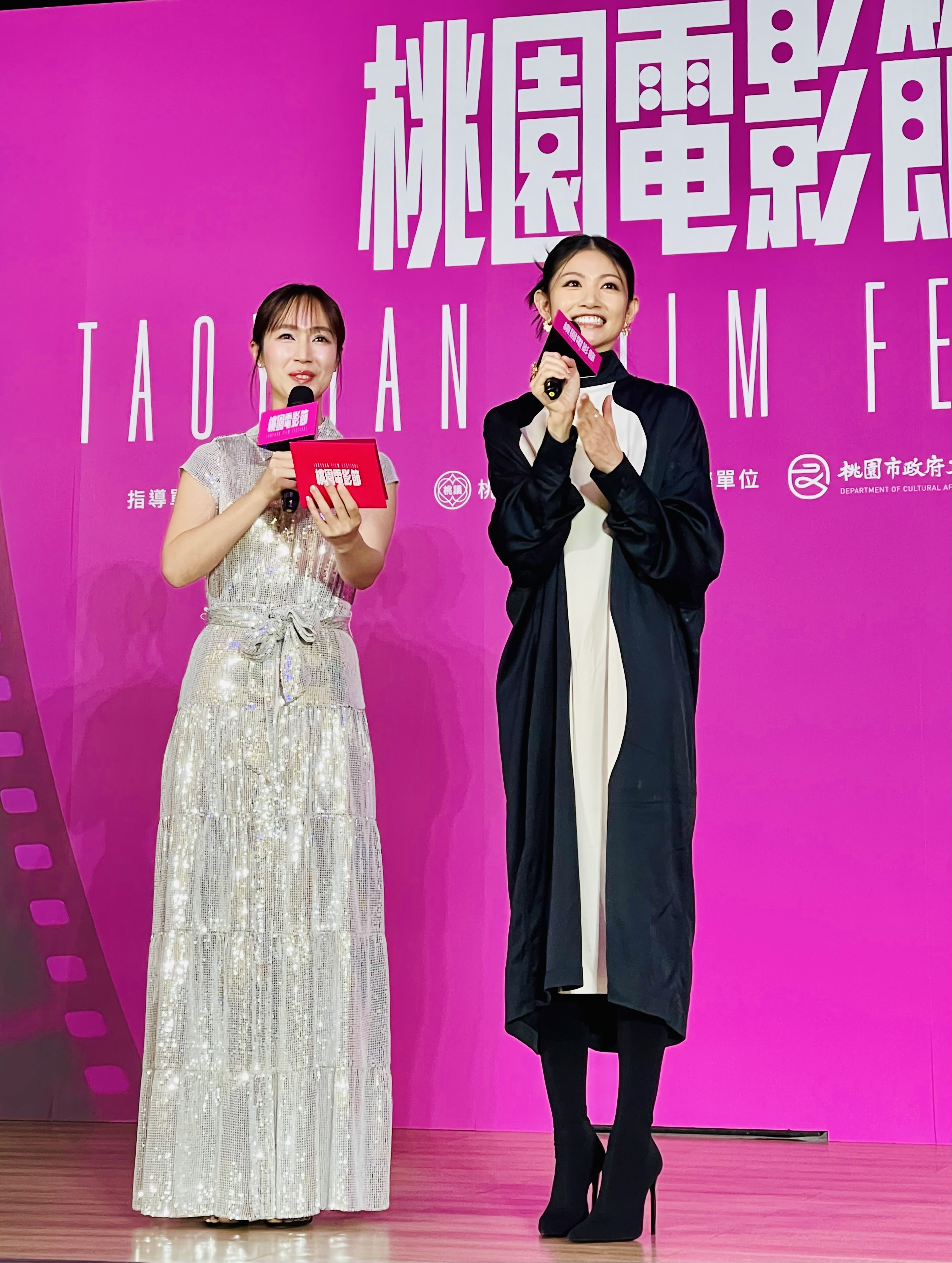 黃瀞怡(小薰)與李千娜均擔任了本屆的評審,也是頒獎人。(桃園電影節提供)