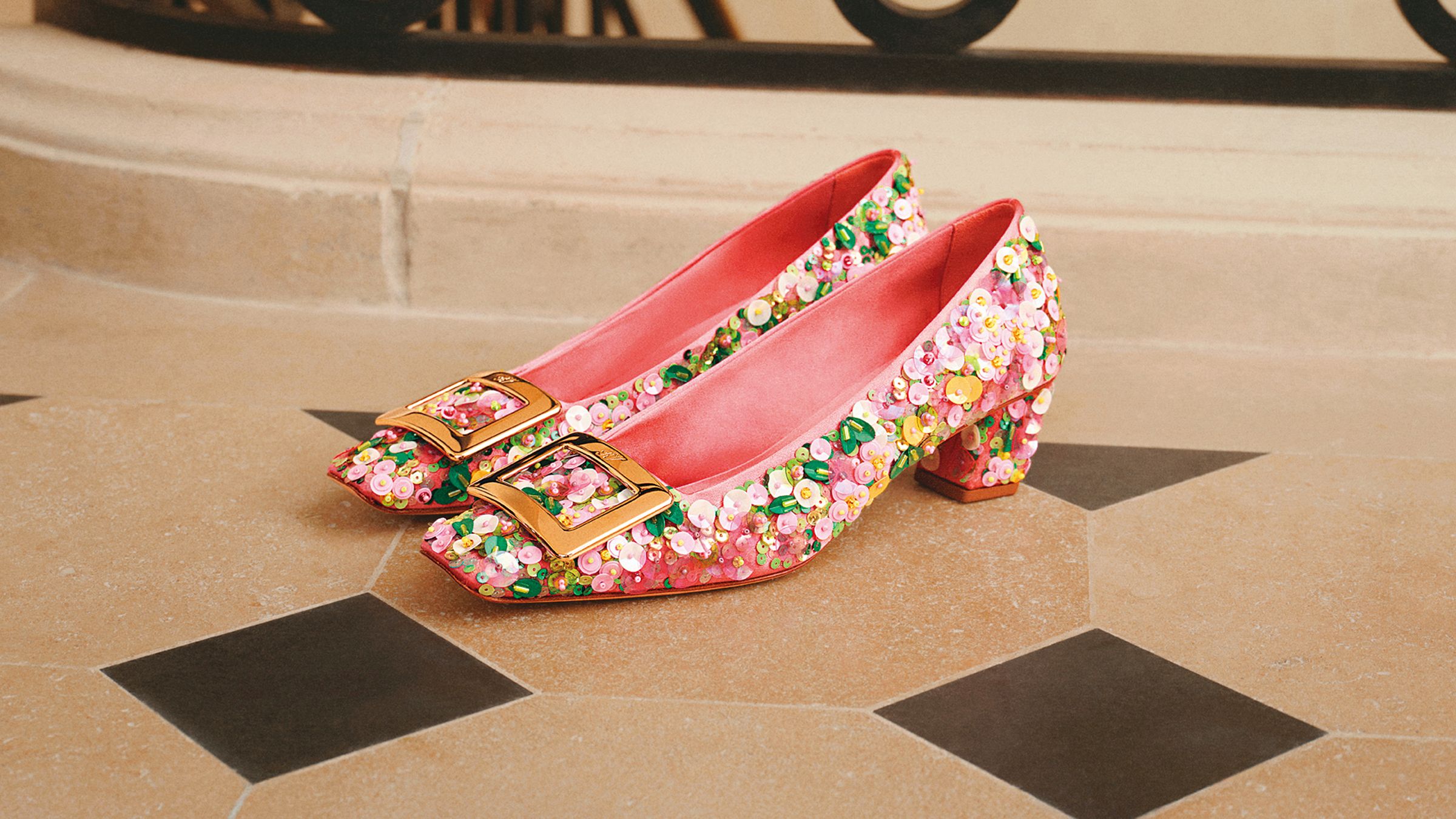 Belle Vivier古典玫瑰粉刺繡跟鞋。NT$79,900(迪生提供)